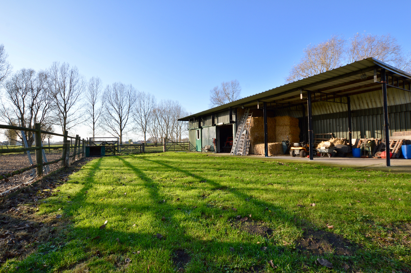 Idyllische hoeve op ca. 2,4ha met paardenstallen te Eernegem 