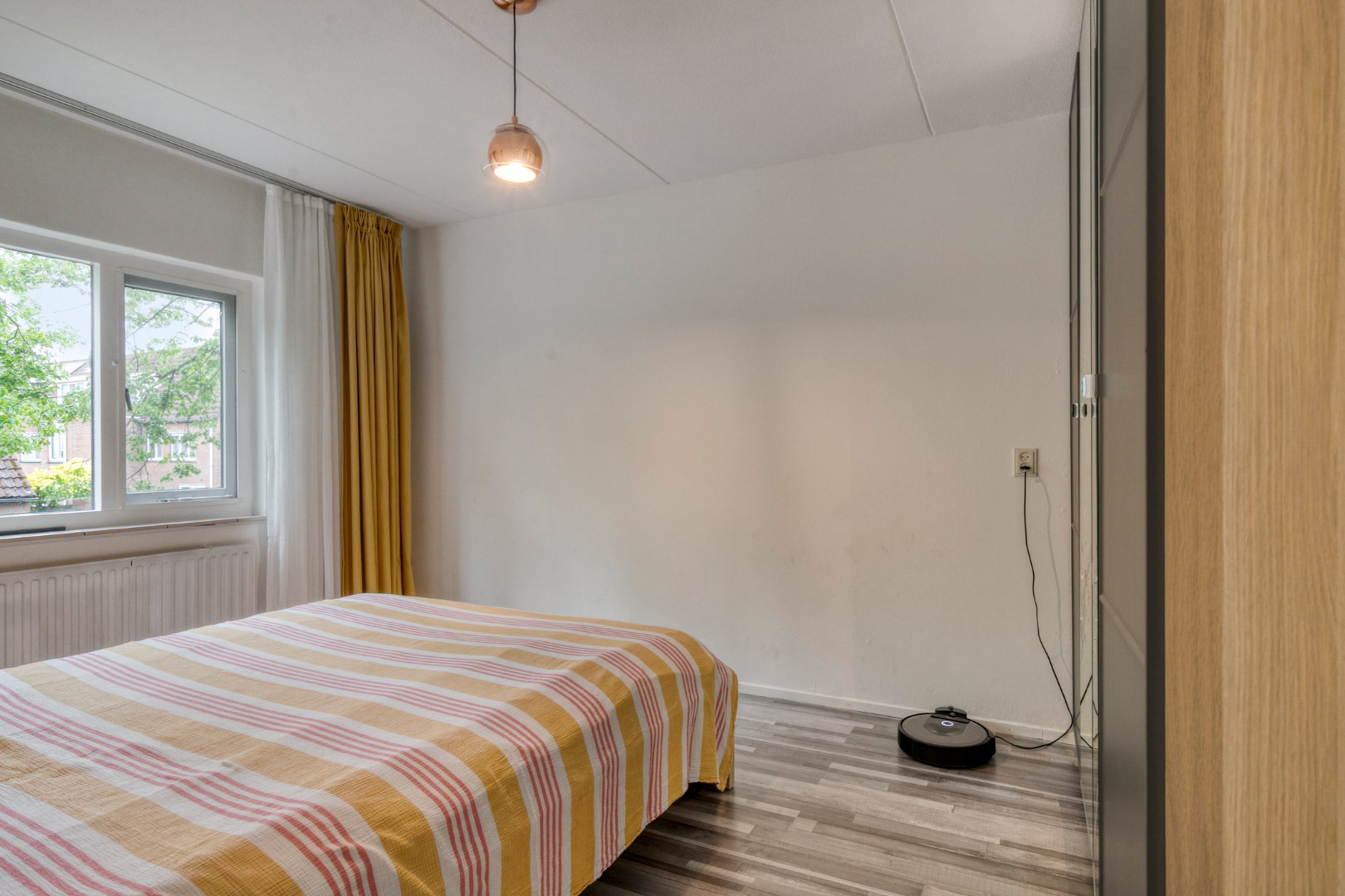 Keurige 5-kamer tussenwoning met fraaie keuken en badkamer, ruime achtertuin en gelegen op eigen grond! 
