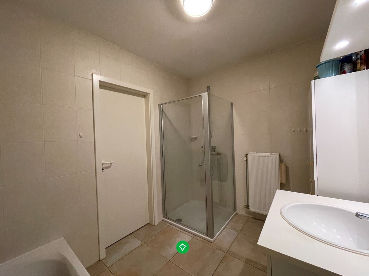 Ruim appartement (117 m&#178;) met 2 slaapkamers, terras en garage in centrum Roeselare! 