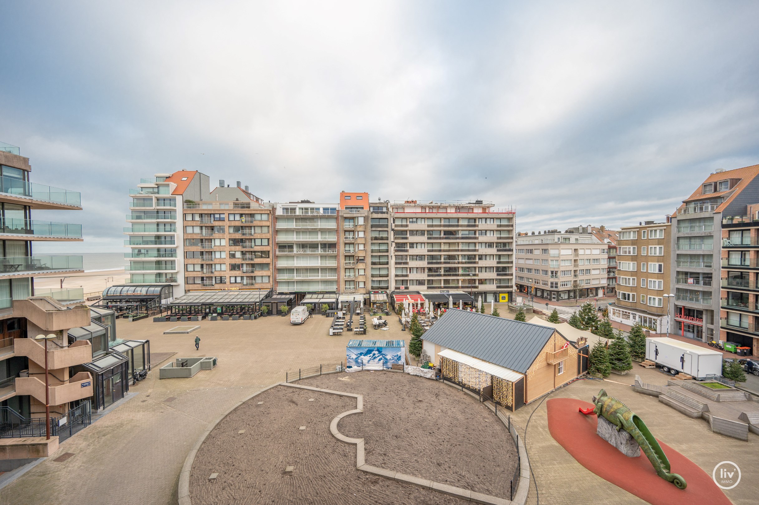 Appartement spacieux (115 m&#178;) et enti&#232;rement r&#233;nov&#233; avec une magnifique vue sur la mer, id&#233;alement situ&#233; sur la place Van Bunnen &#224; Knokke. 