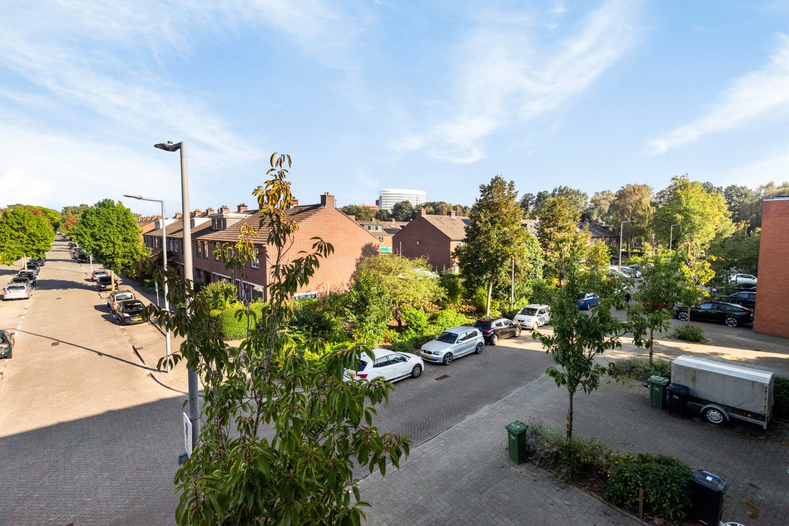 Met vrij uitzicht gelegen en goed onderhouden 5-kamer drive-in tussenwoning met kunststofkozijnen, open keuken en een diepe tuin op het westen, 