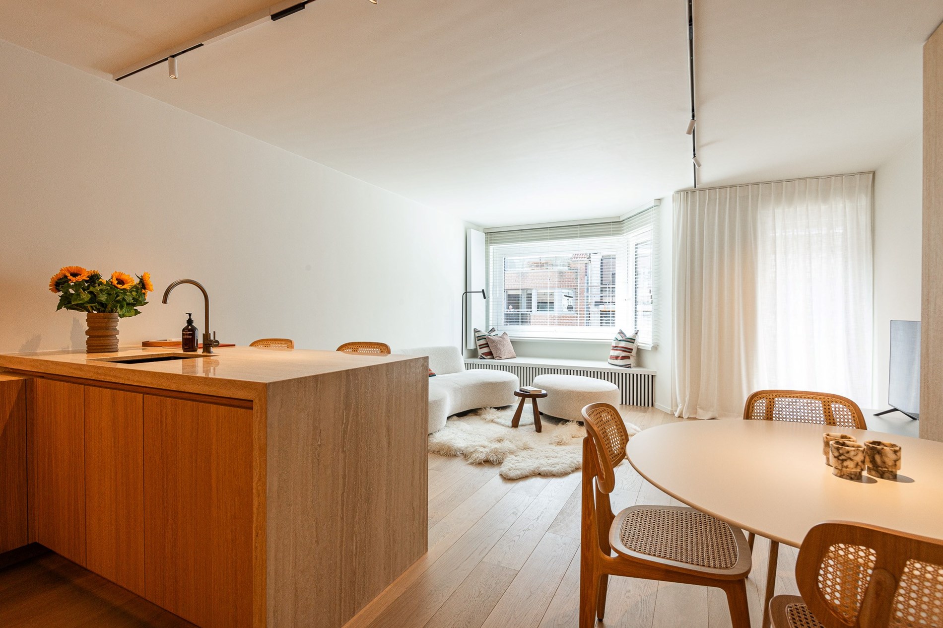 Magnifique appartement r&#233;nov&#233; de 3 chambres avec terrasse et belle vue lat&#233;rale sur la mer, situ&#233; au centre de Knokke &#224; quelques m&#232;tres de la plage. 