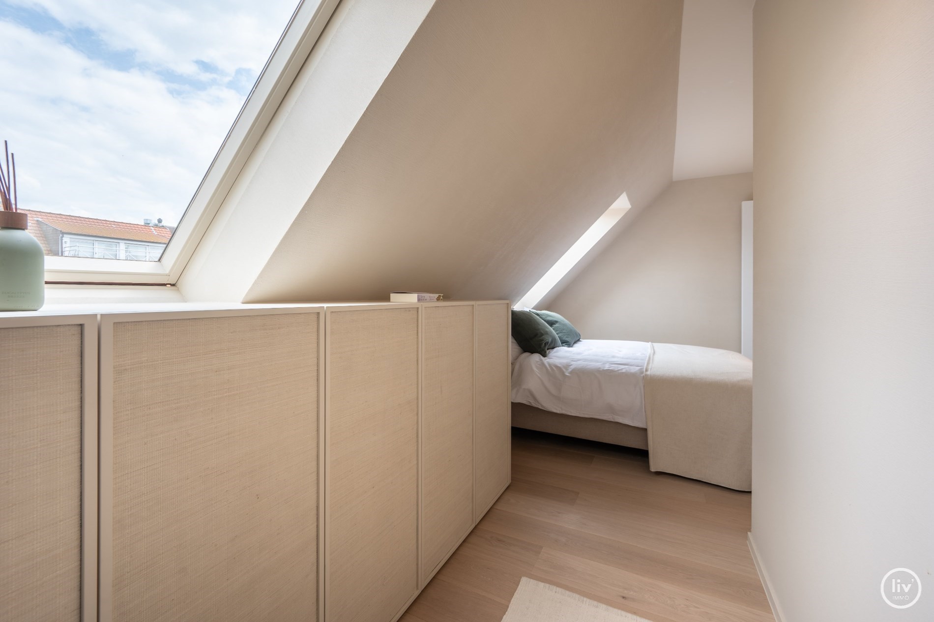 Appartement en duplex de 3 chambres r&#233;nov&#233; de mani&#232;re unique avec 2 grandes terrasses ensoleill&#233;es, situ&#233; &#224; distance de marche de la digue Albertstrand. 