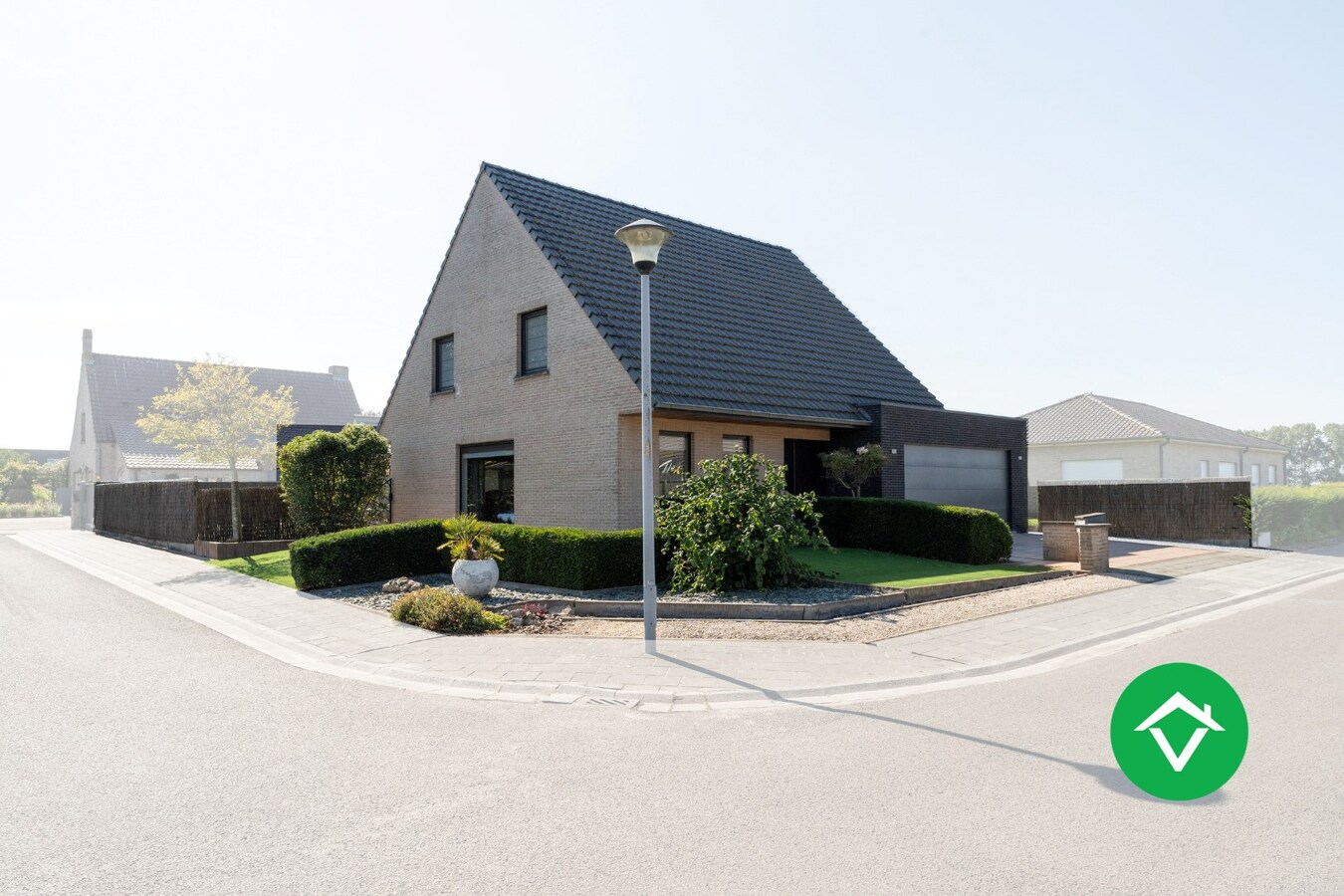 Ruime open bebouwing met 4 slaapkamers en 3 garages in Kortemark 