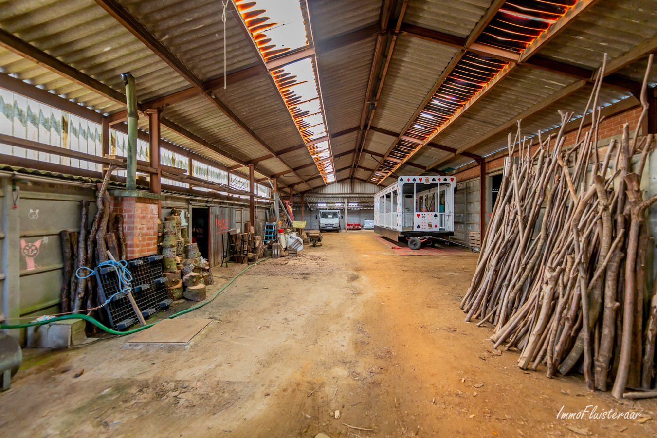 Ruime woning met grote loodsen/bijgebouwen op ca. 70a te Gelrode (Vlaams-Brabant) 