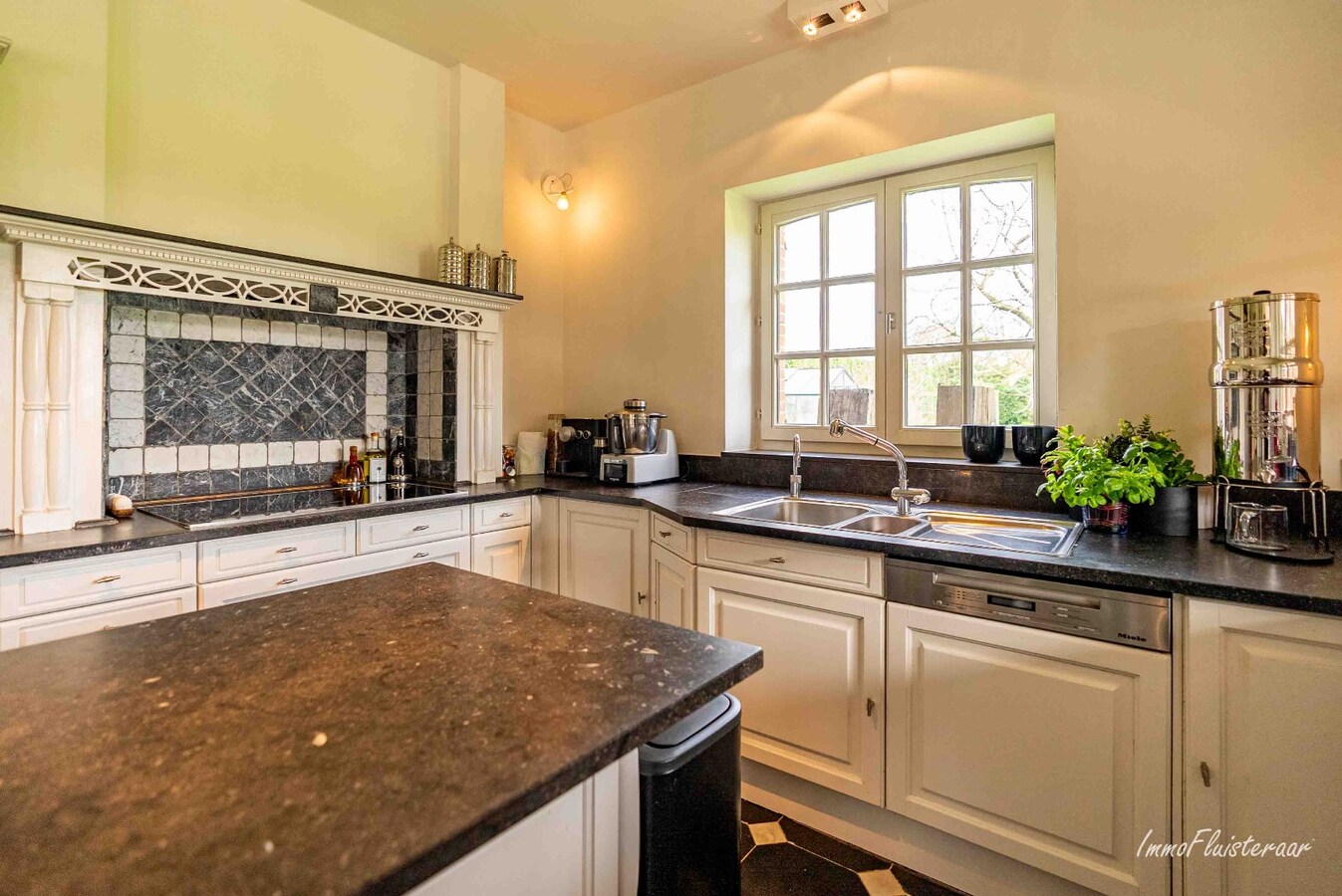 Exclusive country house with equestrian facilities and indoor arena on approx. 1.8 ha in Wuustwezel (Possibility to purchase approx. 6 ha of adjacent pastureland) 