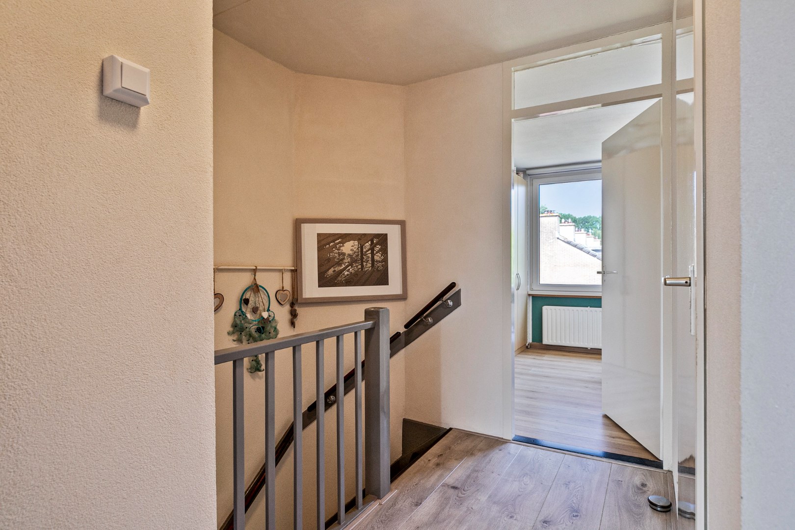 Keurige 6-kamer drive-in woning met moderne keuken, nette badkamer, 5 slaapkamers, zonnige tuin en eigen parkeerplaats! 