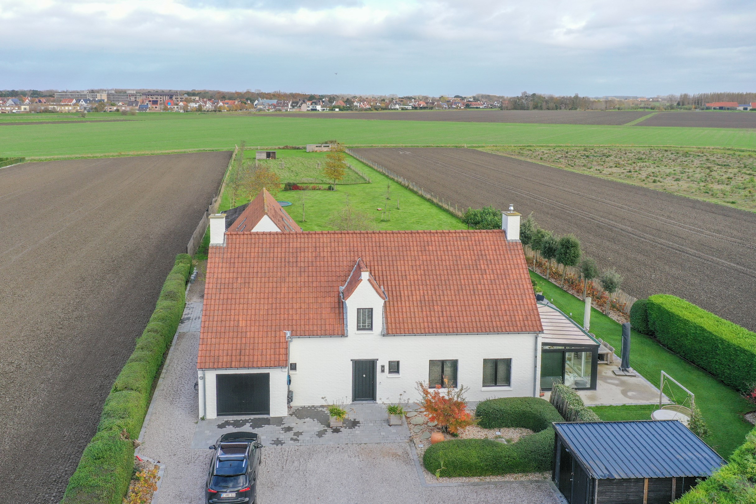 Uitzonderlijke en gerenoveerde eigendom ( 5.510 m&#178; grond ) vlakbij het centrum van Knokke-Heist en toch genietend van een uitzonderlijk open zicht over de Knokse Polders. 