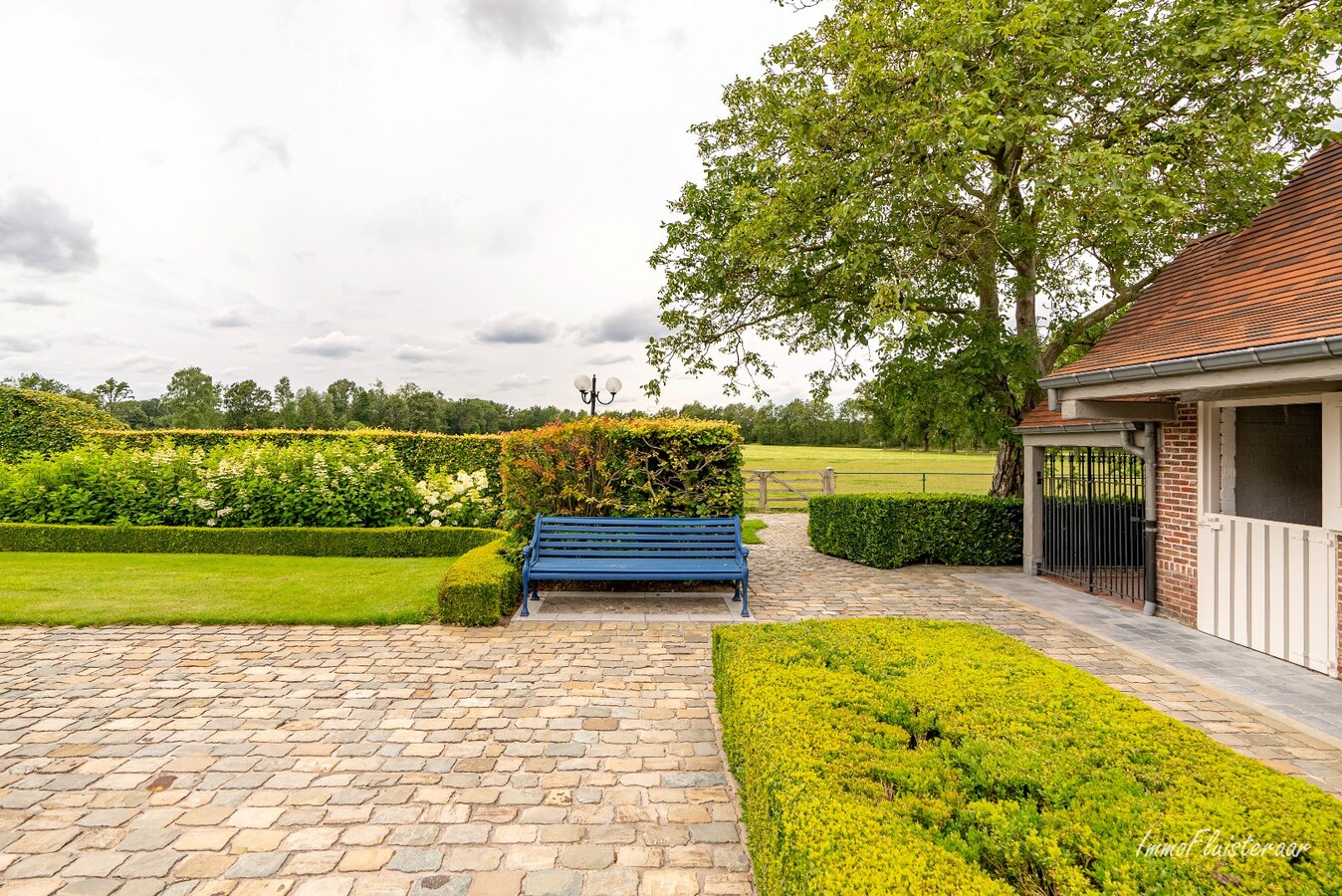 Manoir exclusif avec &#233;curies, piscine et court de tennis sur un domaine d&#39;environ 9 hectares &#224; Retie. 