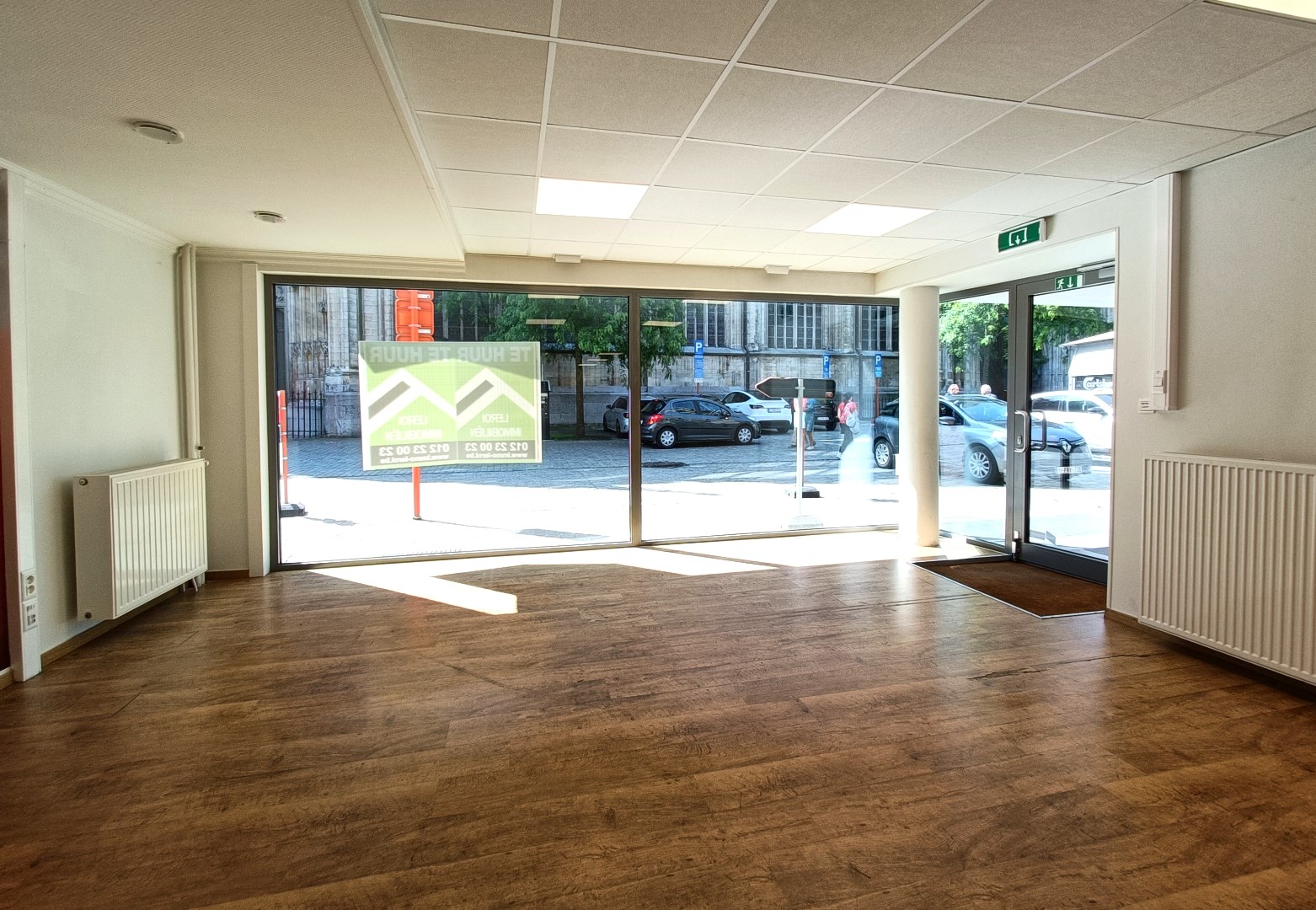 GELIJKVLOERS HANDELSPAND/KANTOOR IN HET CENTRUM 