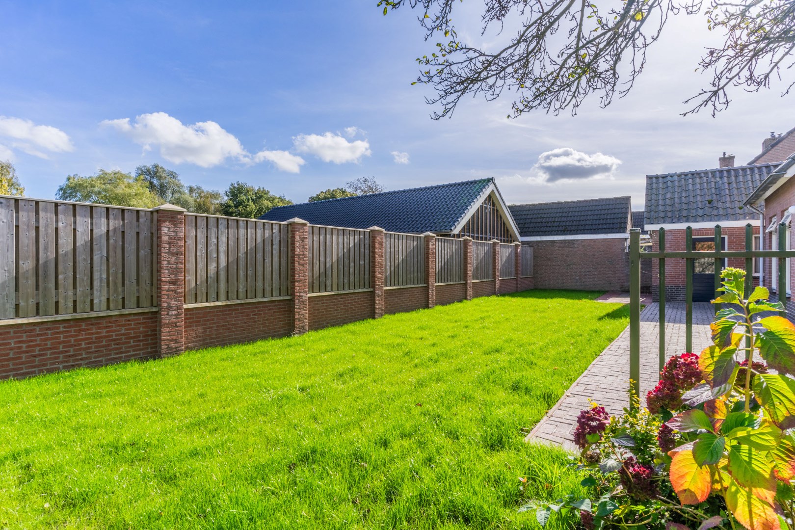 Vrijstaande woning met vrijstaande garage en tuin. Levensloopbestendig. Energielabel C. 