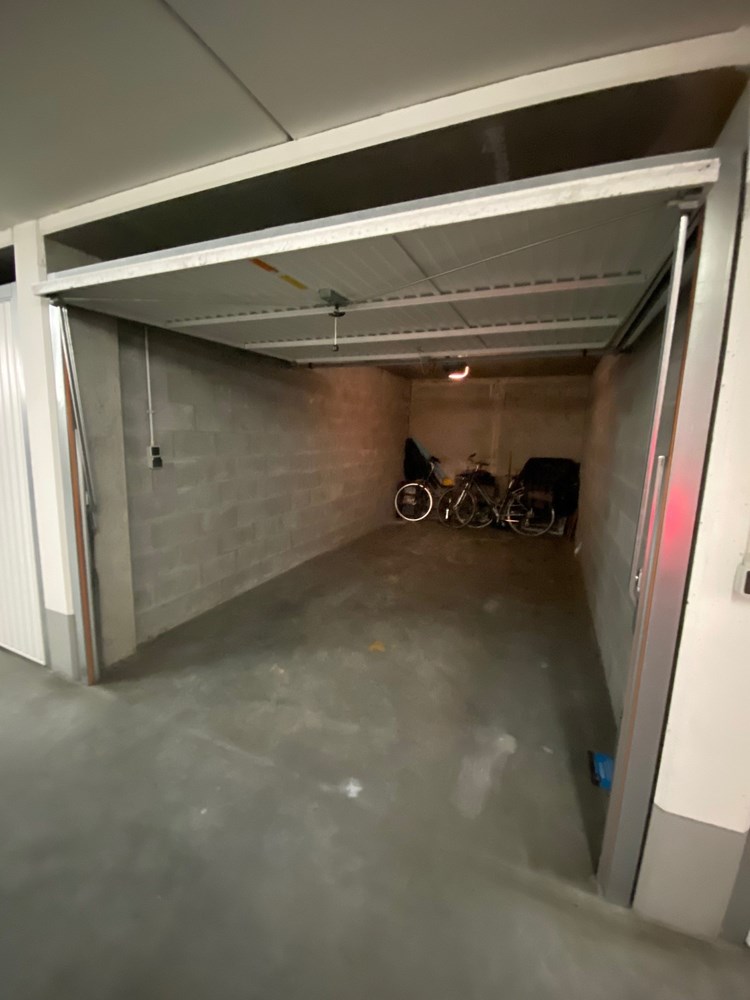 Ruim garagebox gelegen in een Villa-residentie op wandelafstand van de Kustlaan. 