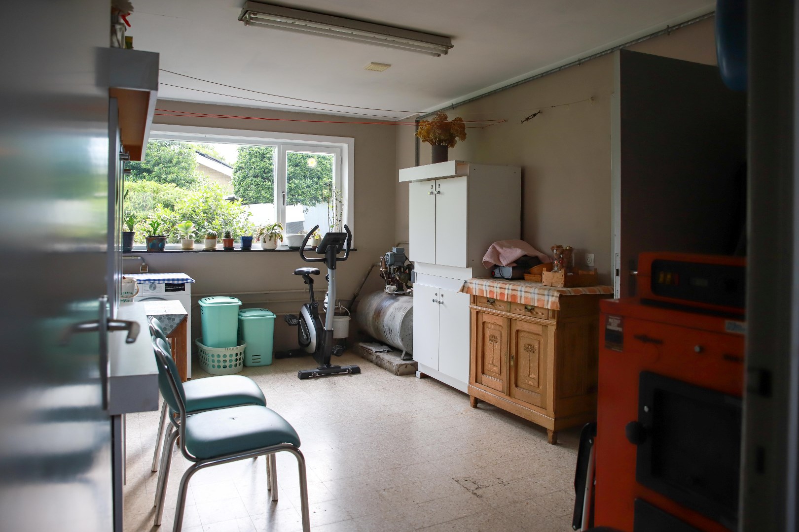 Grote alleenstaande woning met garage, werkplaats en tuin op 1.378 m&#178; 