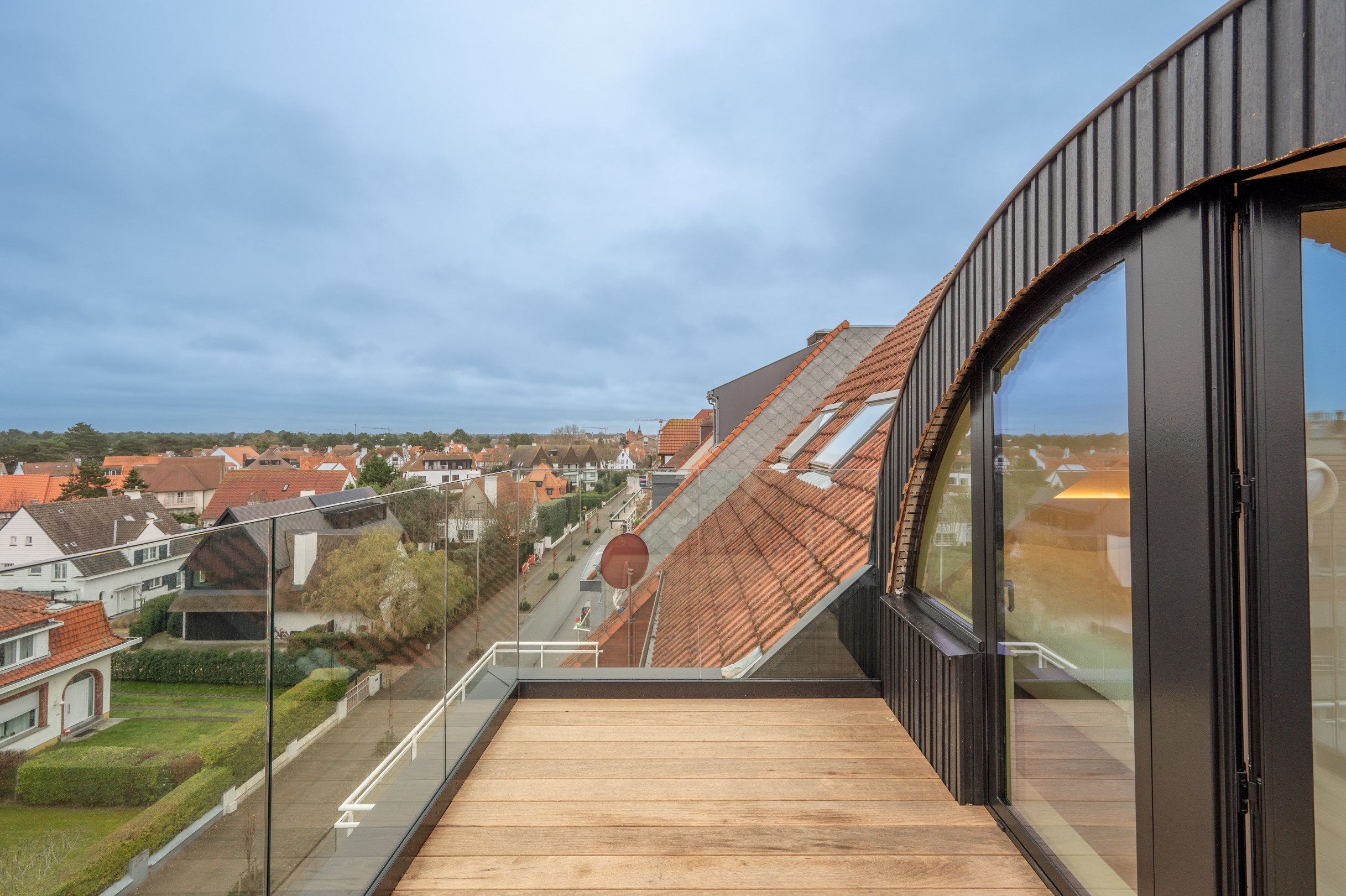 Prachtig gerenoveerd appartement gelegen in de Piers de raveschootlaan met een prachtig open zicht over de villas. Kleinschallig gebouw. 