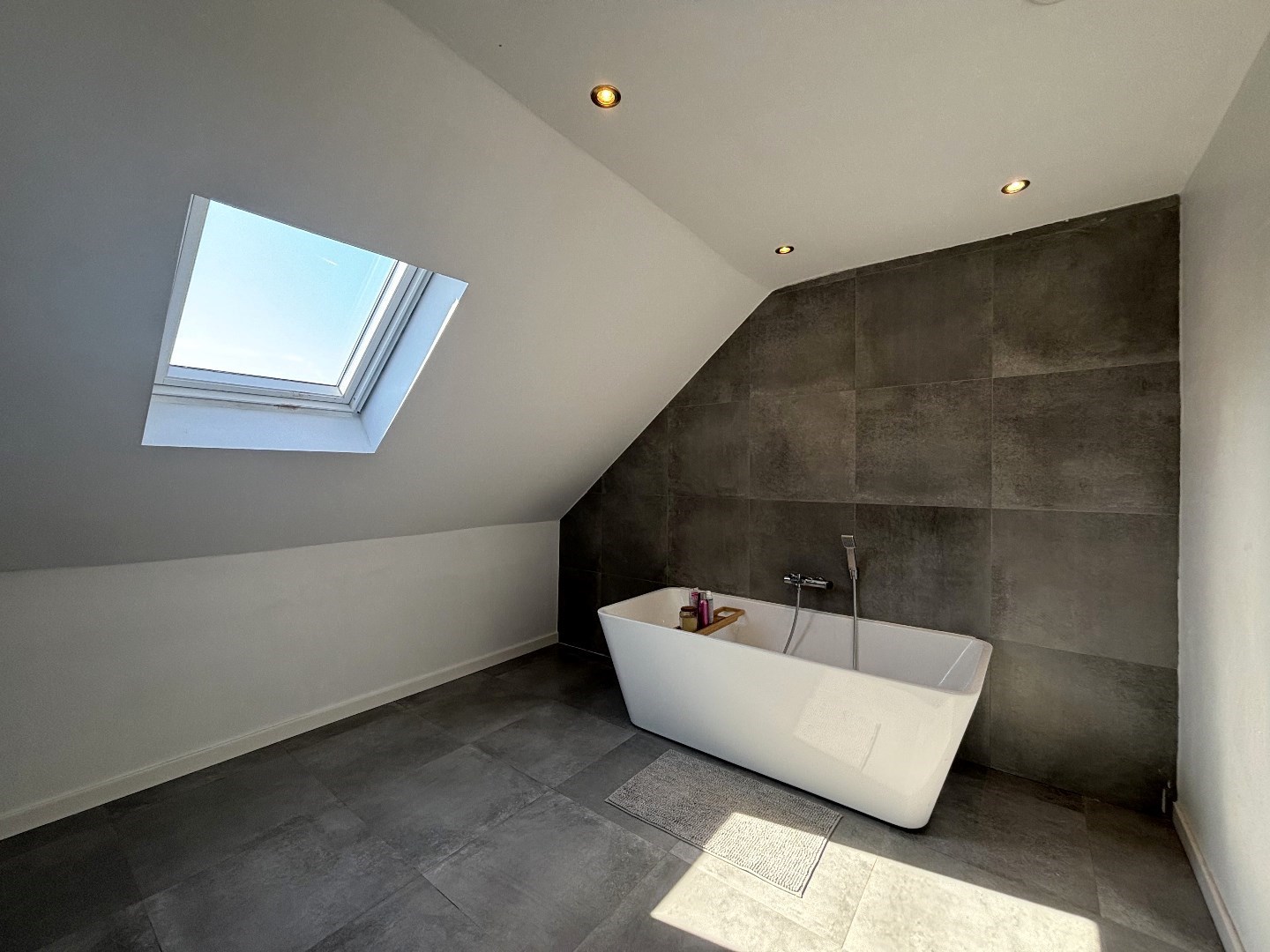 Ruim en instapklaar penthouse met 3 slpk. in centrum Leopoldsburg 