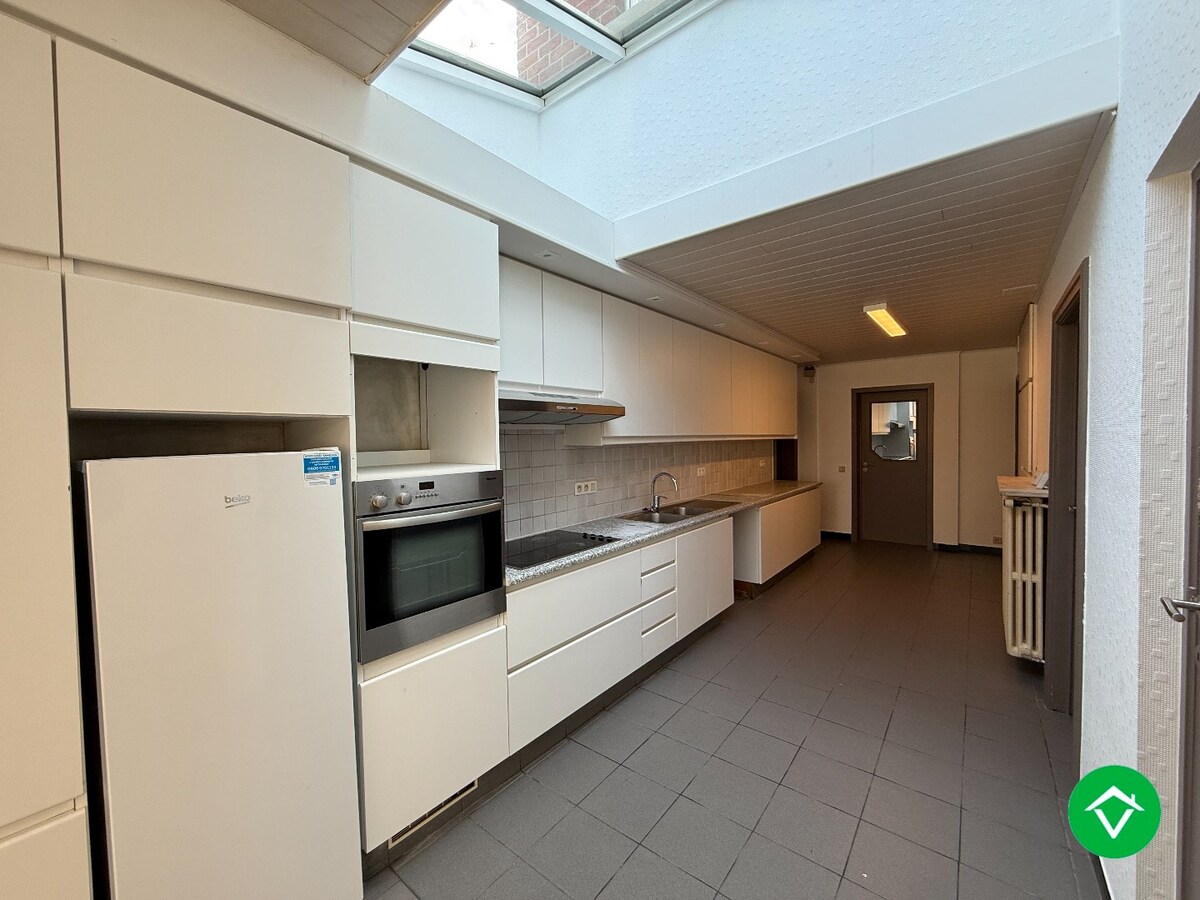 Woning met 4 slaapkamers, garage en tuin te Roeselare 