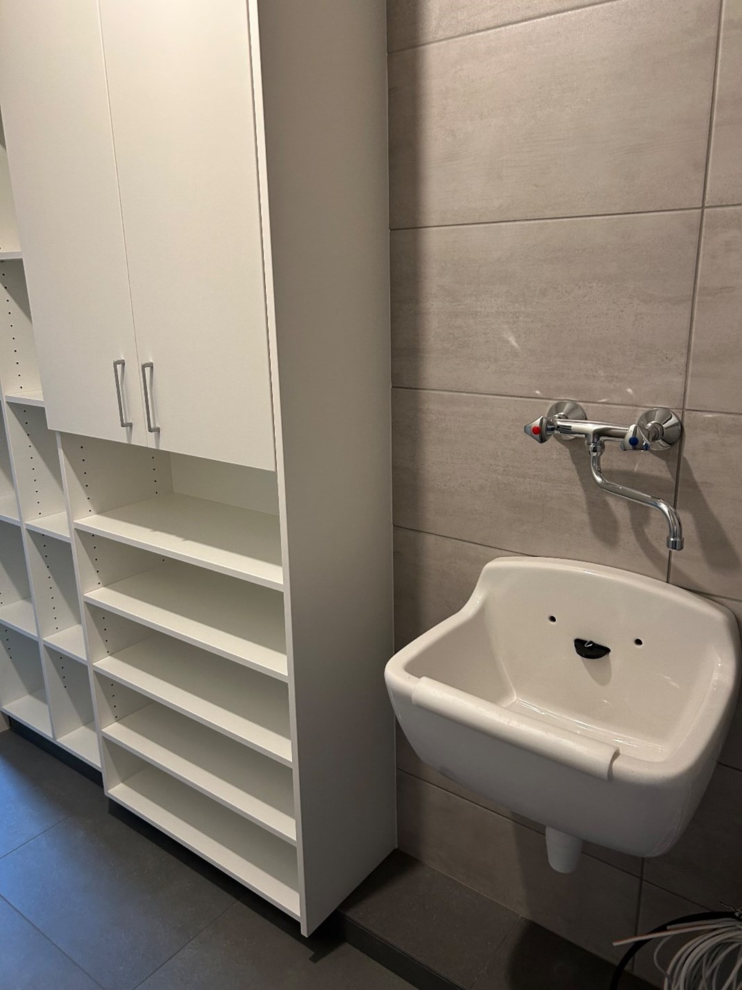 Ruim duplex appartement met 2 slaapkamers en carport te Geel! 