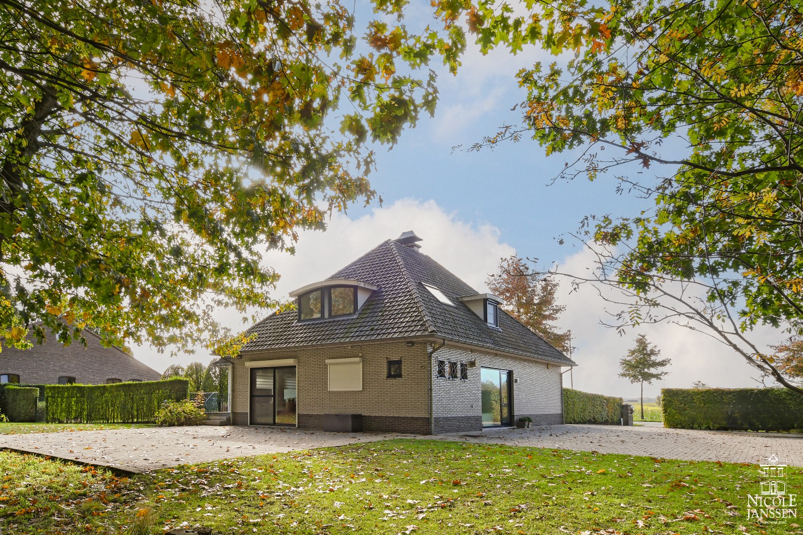 Vrijstaande, ruime gezinswoning op een royaal perceel met grote kelder en paardenstal 