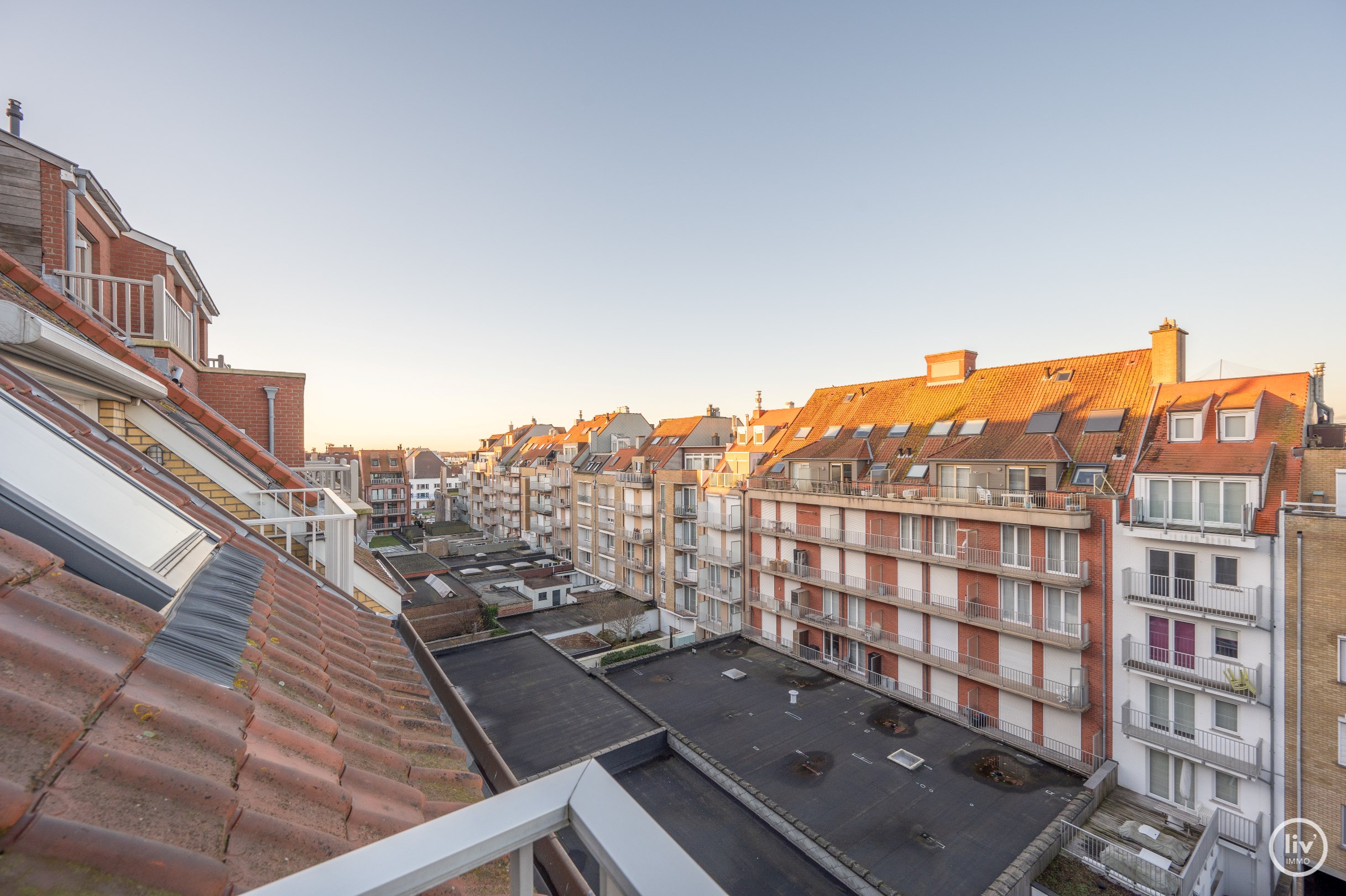 Bel appartement en duplex avec de grandes terrasses, id&#233;alement situ&#233; sur l&#39;avenue Paul Parmentier &#224; Knokke. 