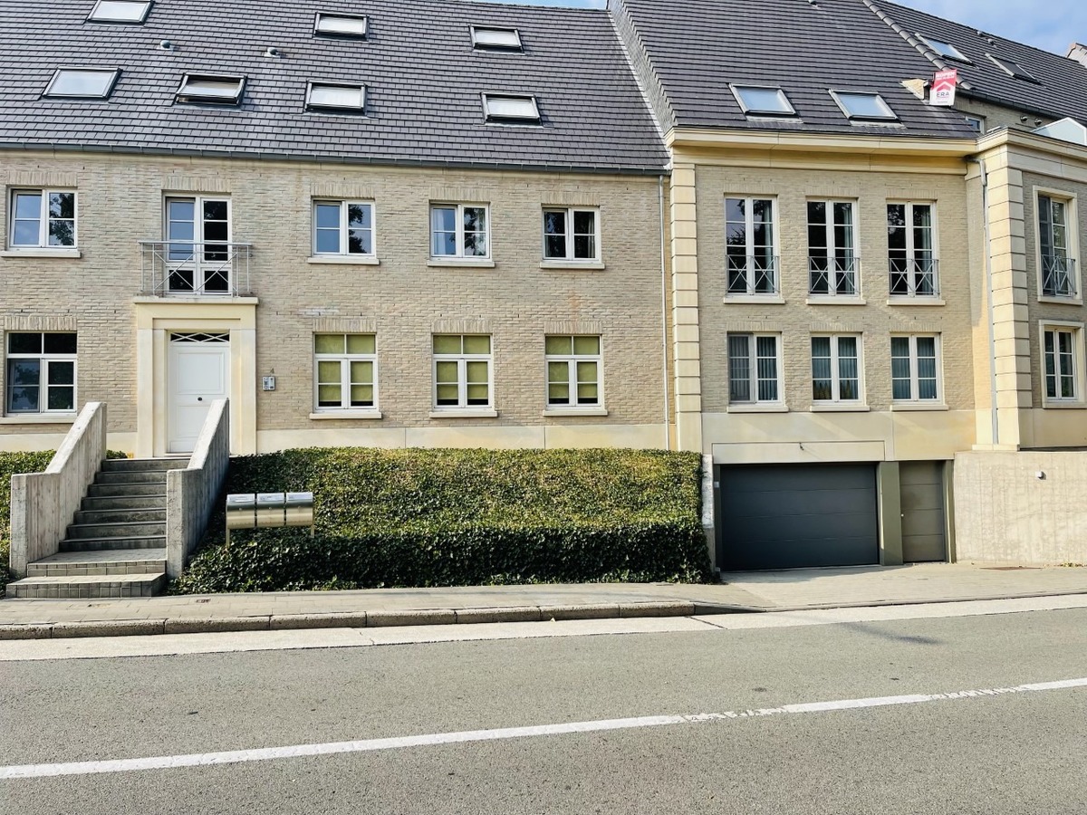 Appartement op het gelijkvloers met terras, grote tuin en garage 