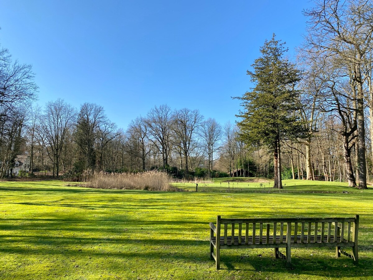 Unieke en zonnige bouwgrond van 7.989 m&#178; op toplocatie te Brasschaat - Vriesdonk. 