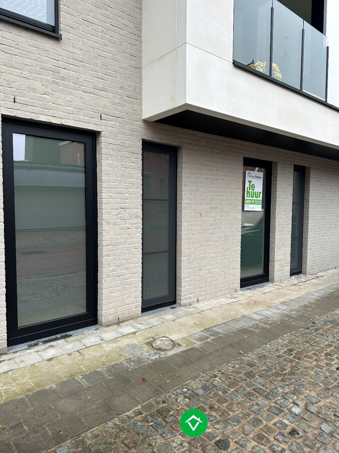 Gelijkvloers nieuwbouwappartement met 2 slaapkamers, tuin en garage. 