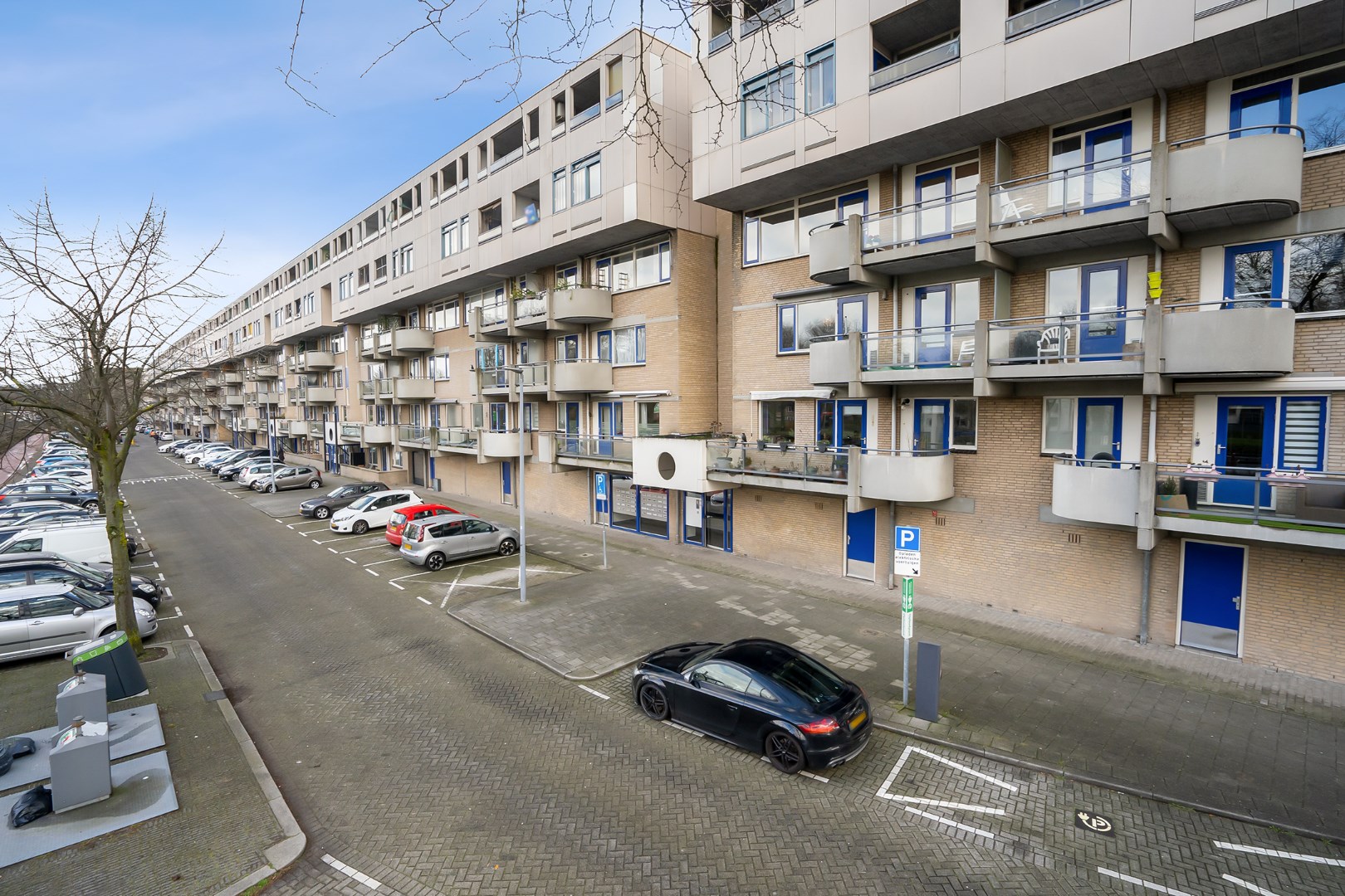 Ruim 3-kamer appartement met balkon, berging op de begane grond en met centrale ligging in Oosterflank! 