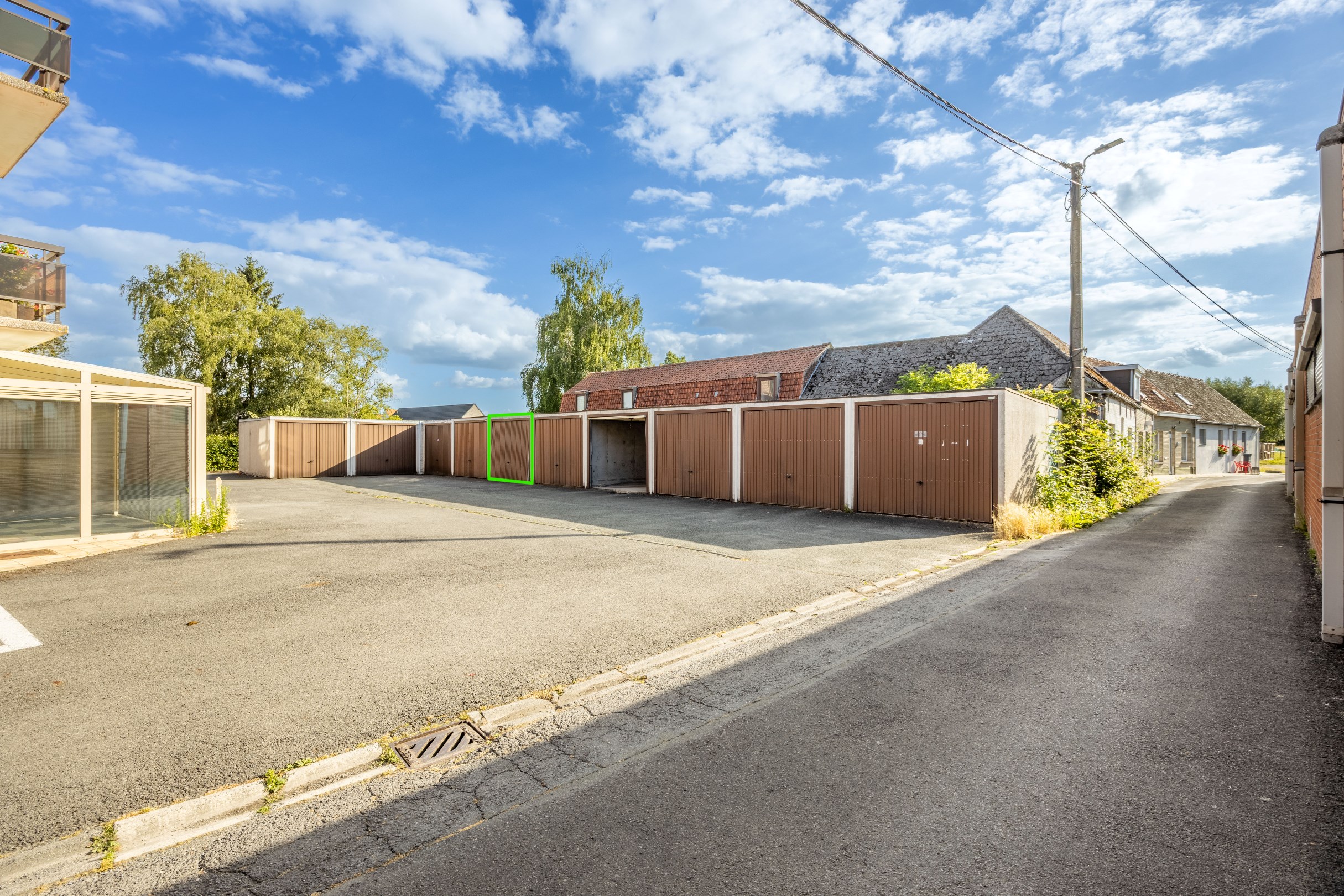 INSTAPKLAAR APPARTEMENT MET 2 SLAAPKAMERS EN GARAGE 