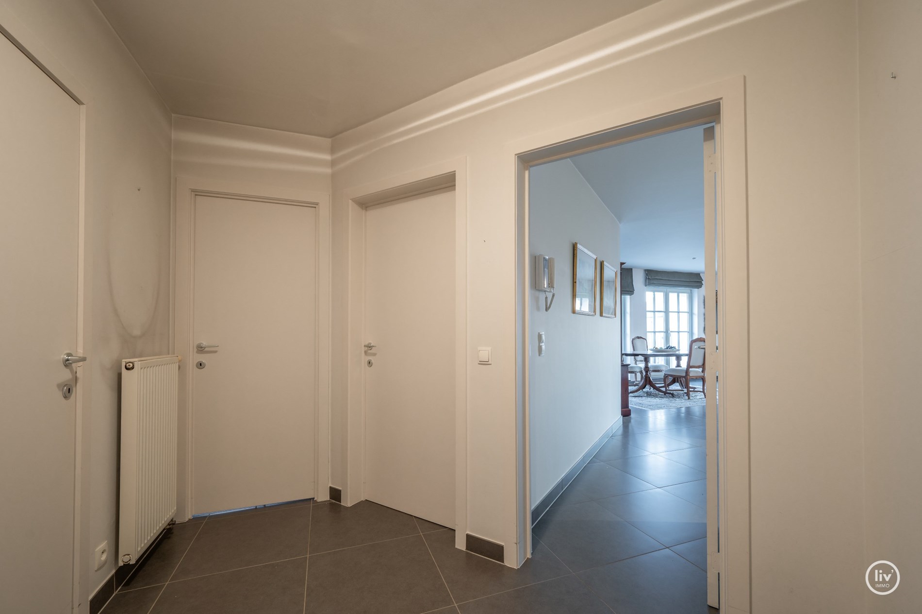Appartement soign&#233; et contemporain avec une belle terrasse d&#39;angle orient&#233;e au sud, situ&#233; dans le vieux Knokke &#224; distance de marche du march&#233; aux l&#233;gumes de Knokke. 