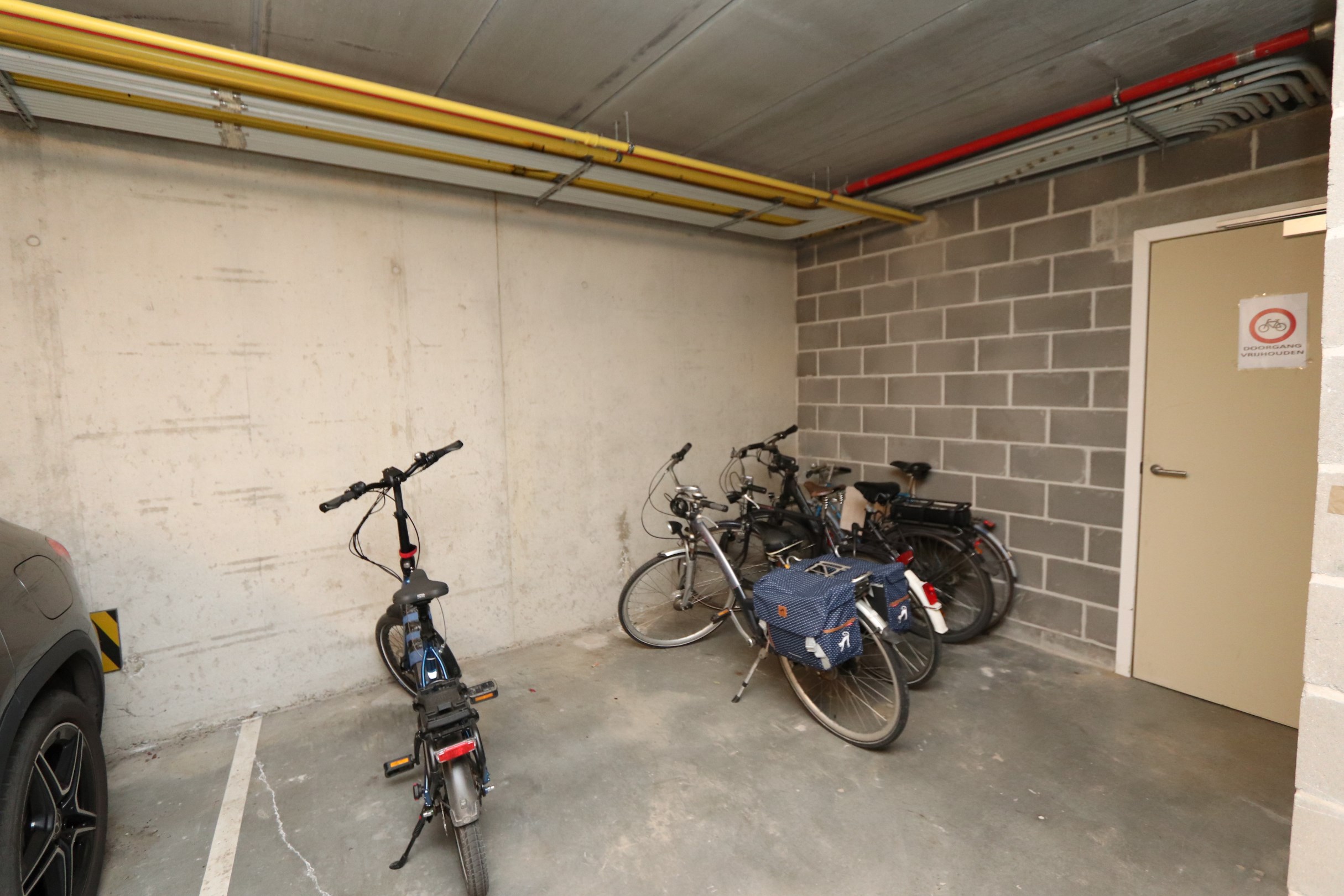INSTAPKLAAR APPARTEMENT MET 2 SLAAPKAMER EN GARAGE 