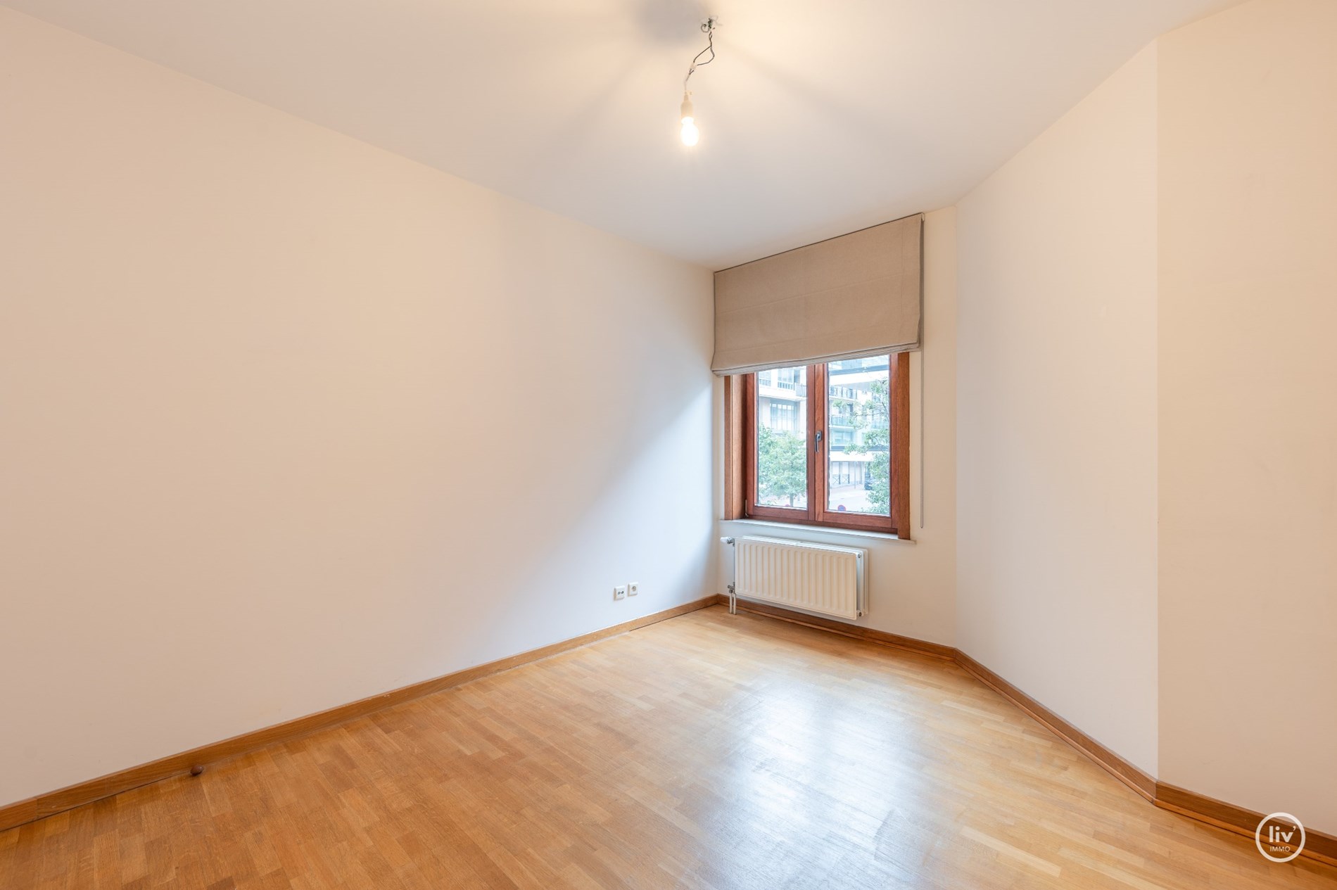 Lichtrijk hoekappartement met twee volwaardige slaapkamers gelegen in het centrum van Knokke. 