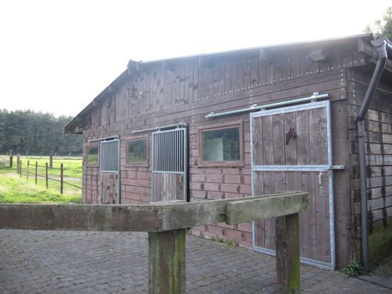 Hoevevilla met stalgebouw en bijhuis op 1,3 ha 