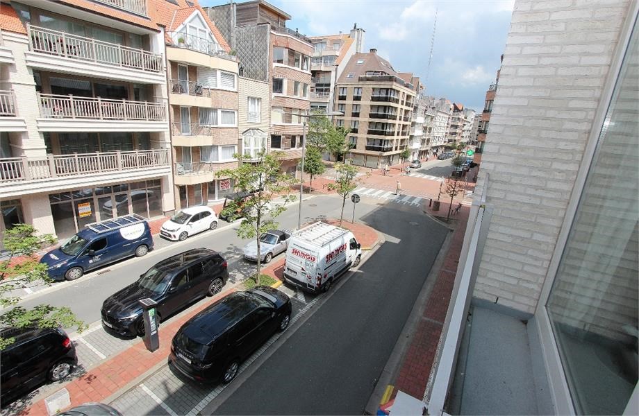 Ongemeubeld - Ruim appartement met 3 volwaardige slaapkamers en dubbele parking in het gebouw, nabij het strand en het Rubensplein. 