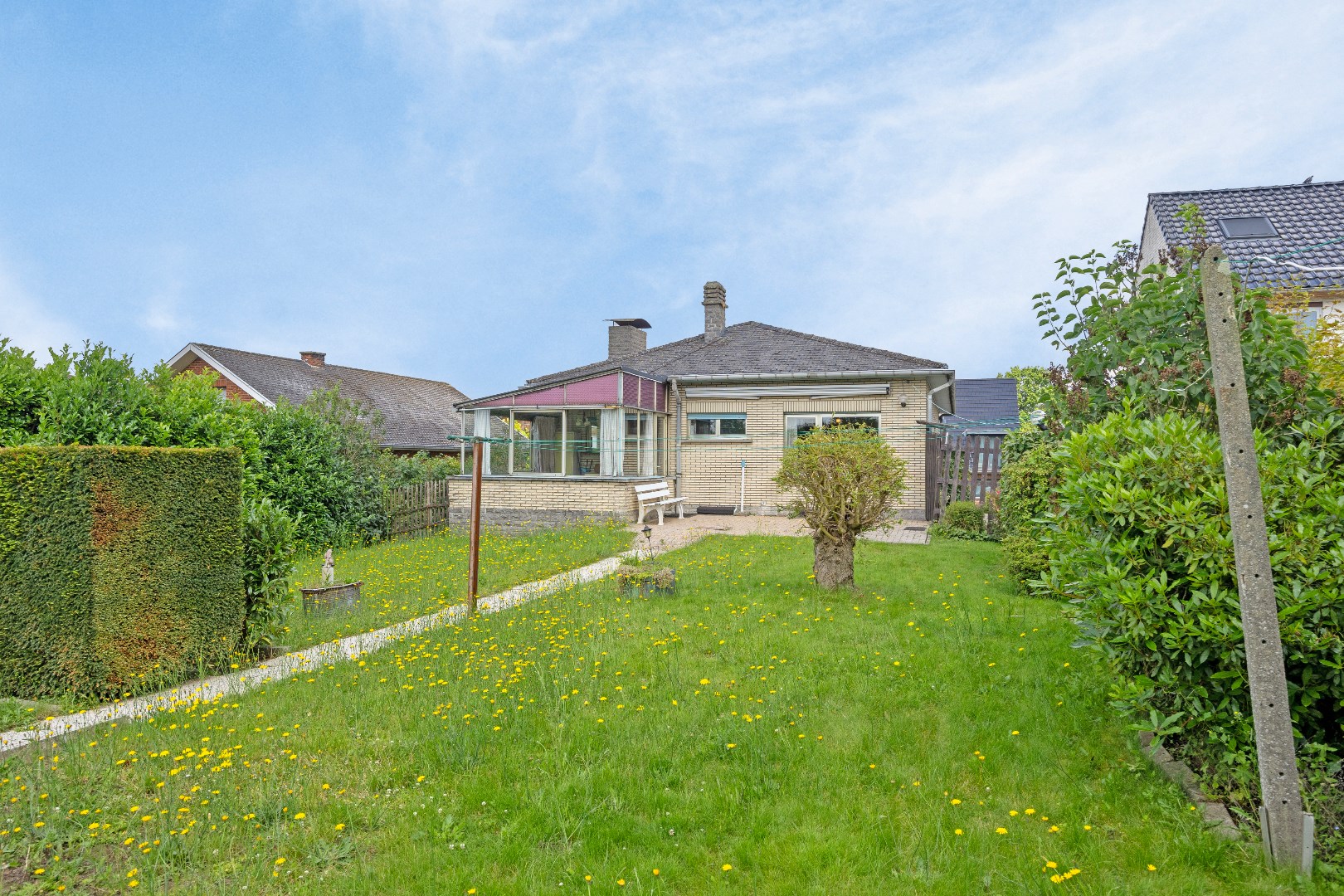 Te renoveren bungalow met 2 &#224; 3 slaapkamers, ruime garage en zuidwest ge&#246;rienteerde tuin 