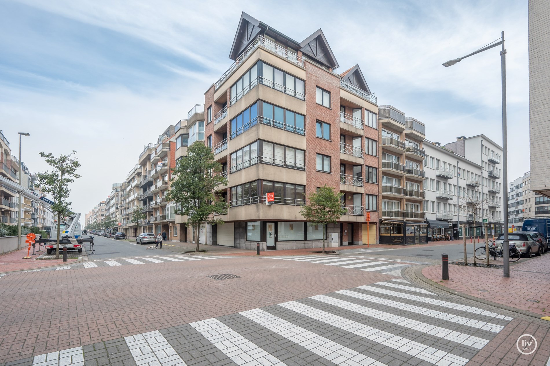 Lichtrijk hoekappartement met twee volwaardige slaapkamers gelegen in het centrum van Knokke. 