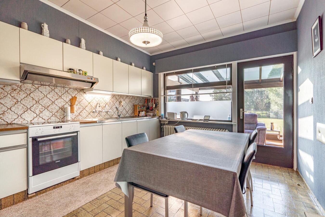 Grote woning met 6 slaapkamers en atelier op 2645 m&#178; te Koekelare 