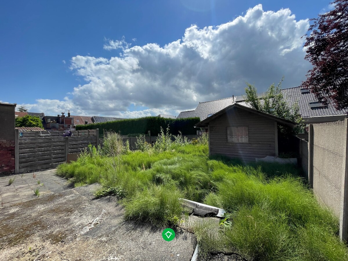 Woning met 3 slaapkamers, zeer grote werkplaats/garage/loods en tuin te Roeselare 