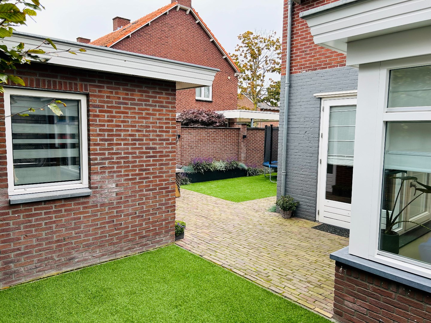 Sfeervol gemoderniseerde en aan de achterzijde uitgebouwde tweekapper met garage / berging en tuin gelegen op een super centrale locatie tegen het centrum van Budel. Energielabel A. 