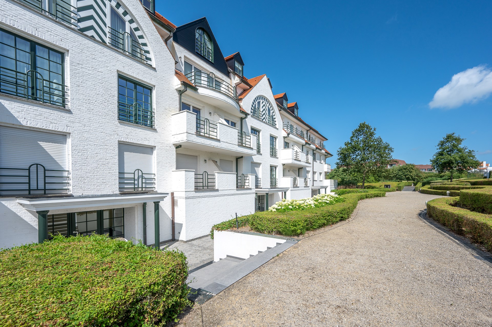 Appartement d&#39;angle exceptionnellement r&#233;nov&#233; situ&#233; au cœur du Zoute, dans le domaine tr&#232;s exclusif Tennis Gardens - un parc priv&#233; d&#39;environ 5 hectares, &#224; proximit&#233; de la mer et &#224; distance de marche d 