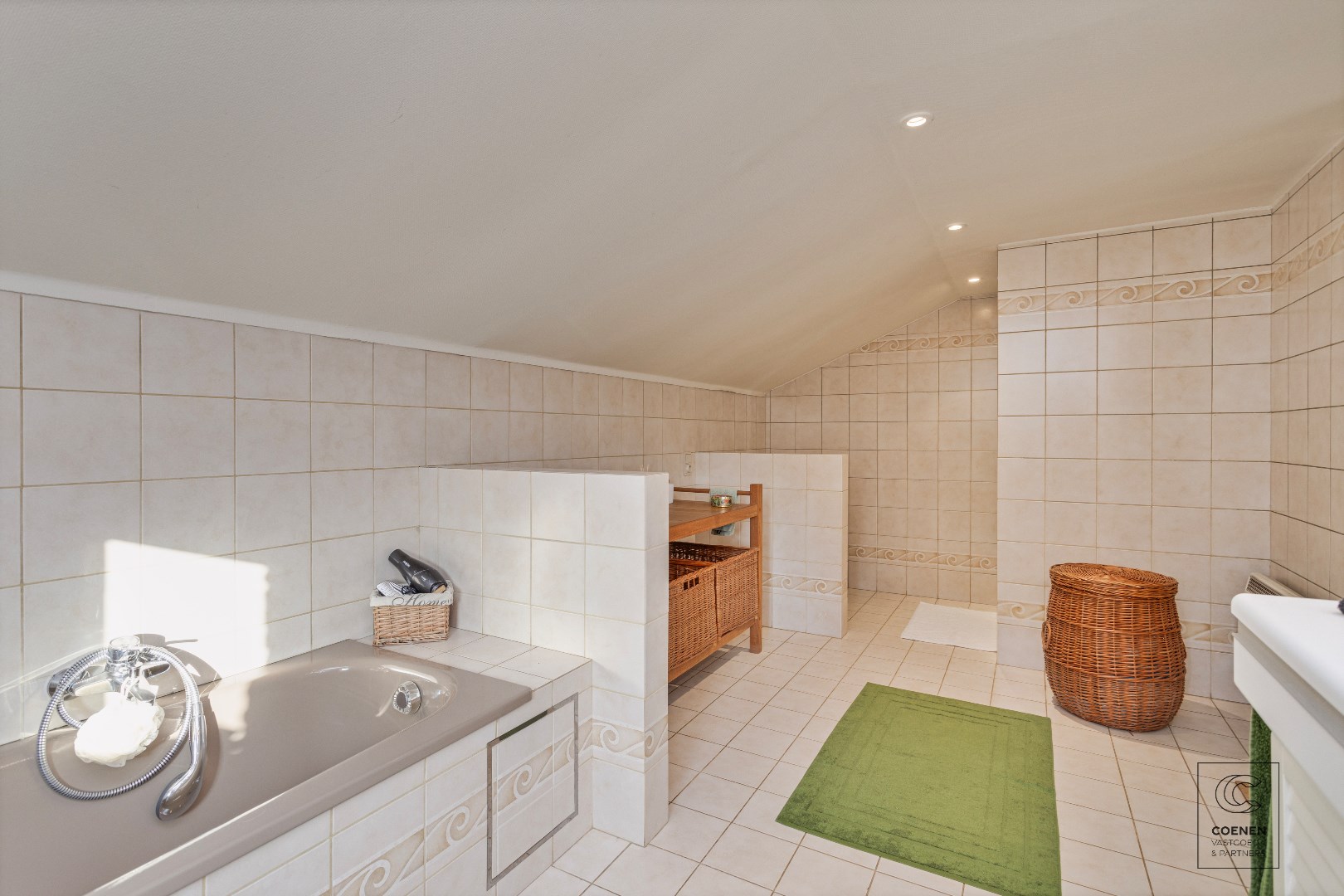 IN OPTIE!!    Ruime woning (370m&#178;) met grote tuin (2010m&#178;), 5 slaapkamers en aparte kantoorruimte in Schilde 