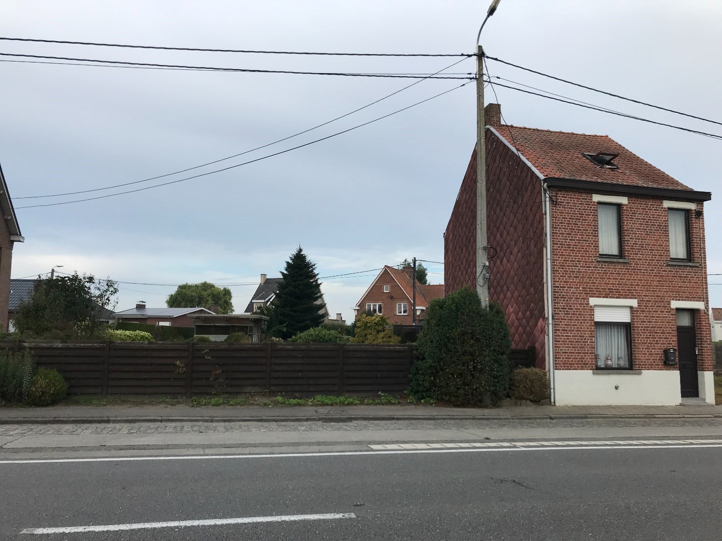 460m&#178; goed gelegen bouwgrond met uitweg in achterliggende straat. 