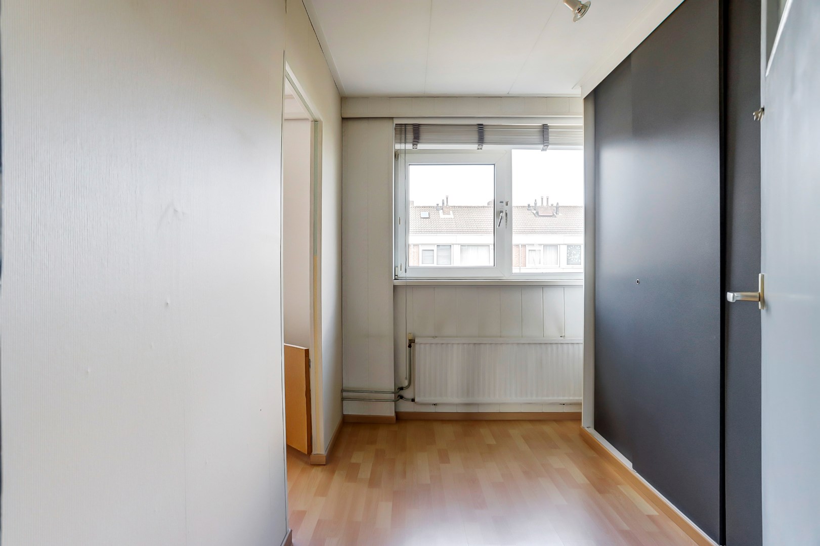 Leuke starters hoekwoning op 206 m&#178; eigen grond met 4- (voorheen 5) kamers, kunststof kozijnen en zonnige brede tuin! 