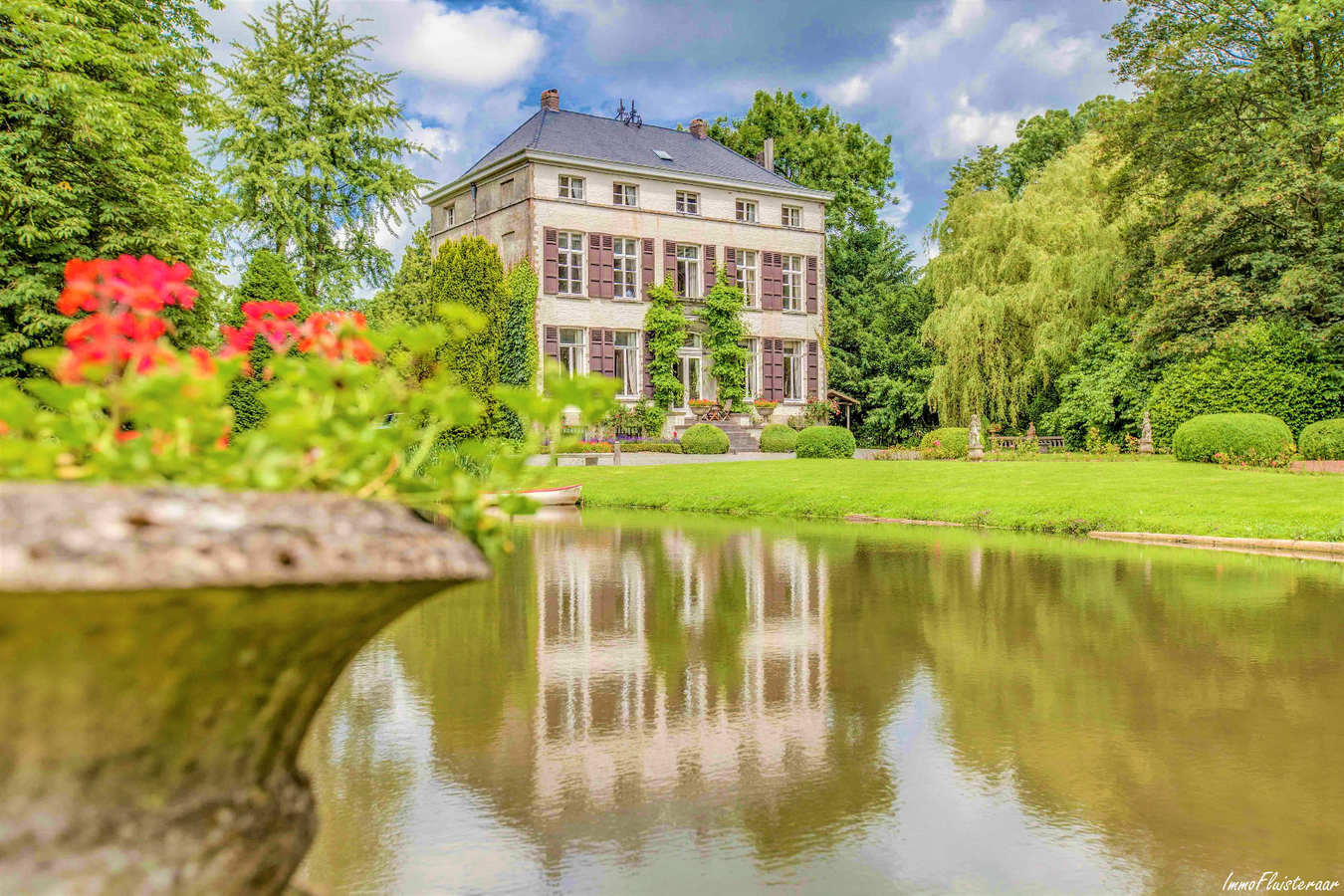 Exclusive castle domain with outbuildings, horse stables, pasture, and forest on over 5.5 hectares in Asse (Bekkerzeel; Flemish Brabant) 