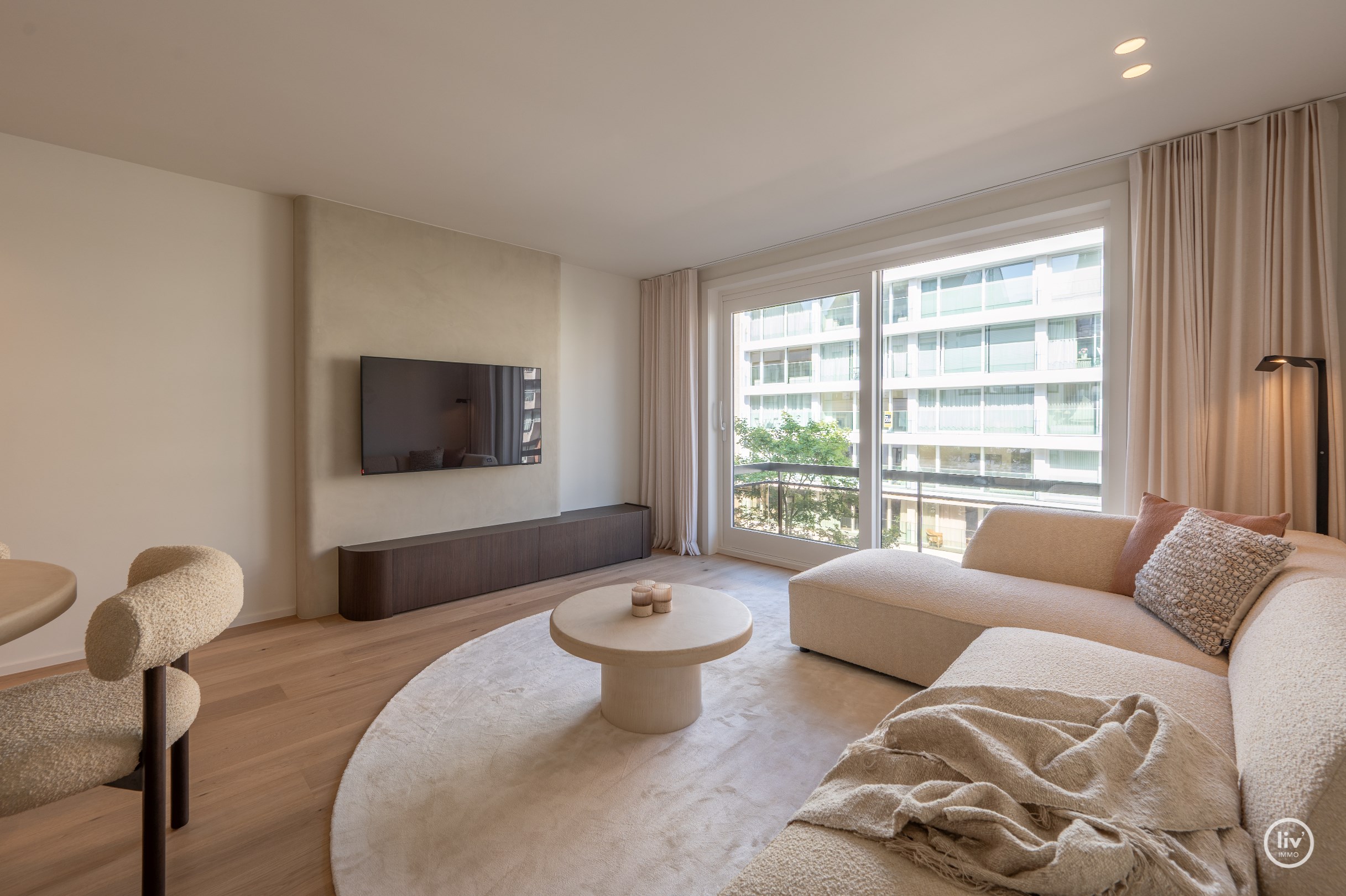 Volledig gerenoveerd appartement met terras gelegen Lippenslaan nabij het Van bunnenplein. 