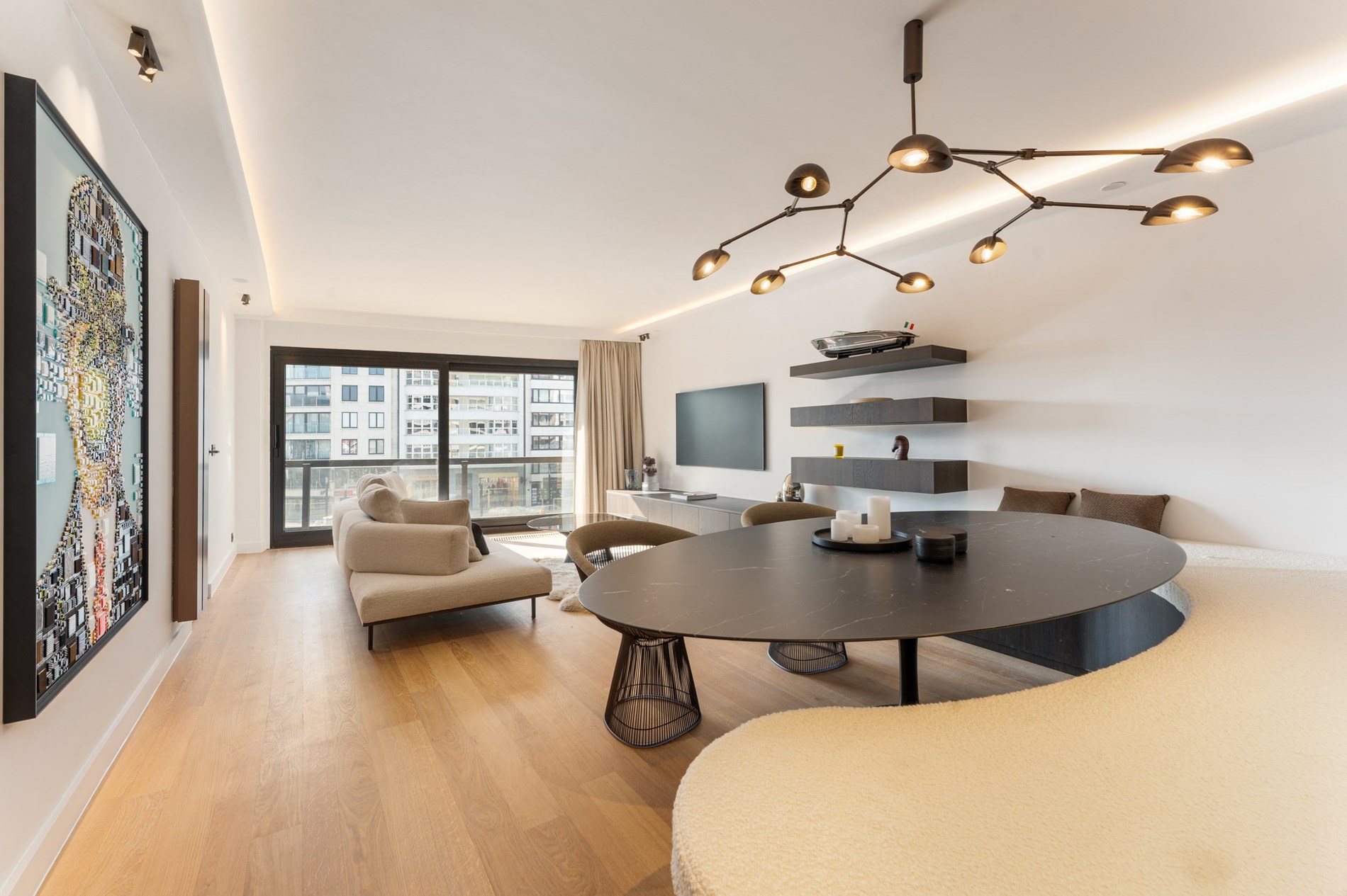 Appartement de luxe avec terrasse ensoleill&#233;e et vue sur la mer situ&#233; sur la place Albert &#224; Knokke. 