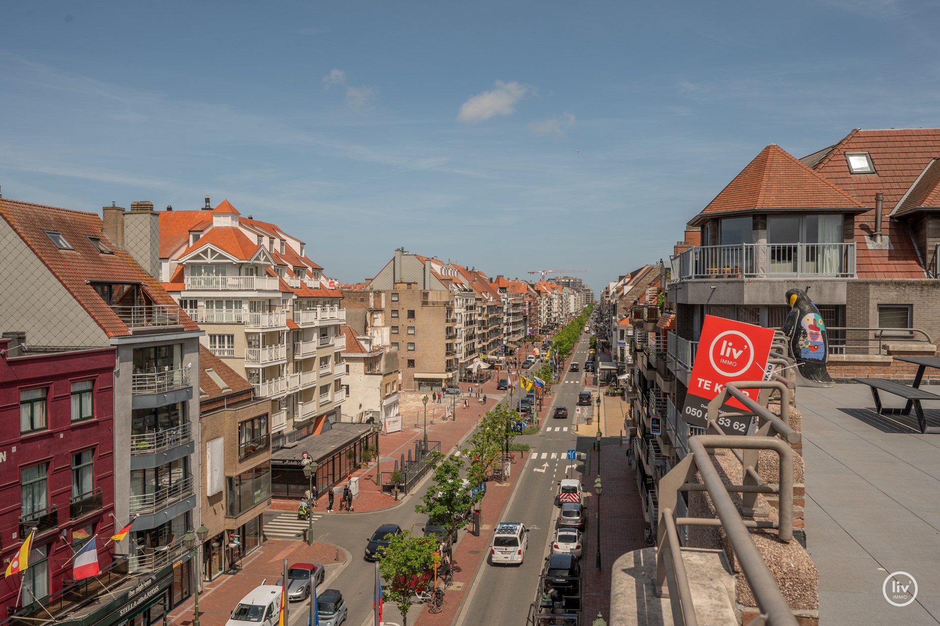 “Unieke Penthouse (1992) te koop op een toplocatie in Knokke –3 -kamerappartement met uitzonderlijke zonneterrassen van meer dan +/- 200m2 . 
