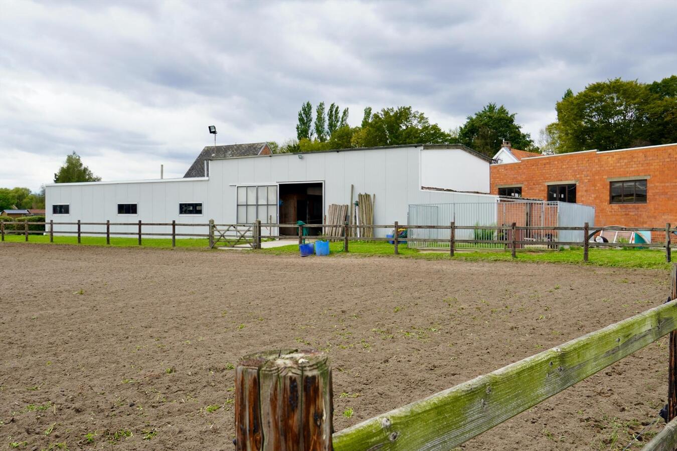 Tweewoonst met stallen, loods en weiland op ca. 2,28 ha te Sint-Katelijne-Waver 