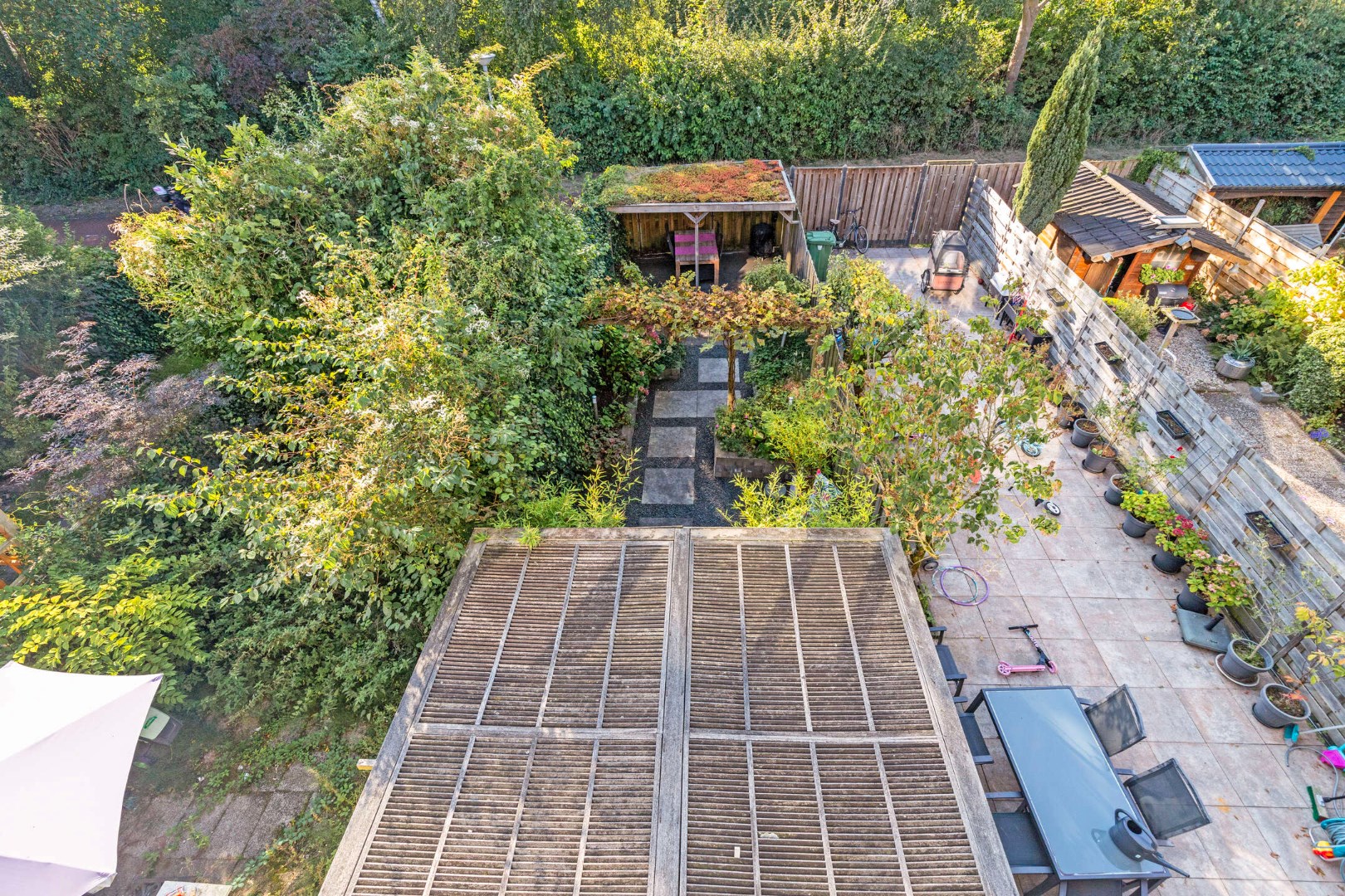 Met vrij uitzicht gelegen en goed onderhouden 5-kamer drive-in tussenwoning met kunststofkozijnen, open keuken en een diepe tuin op het westen, 