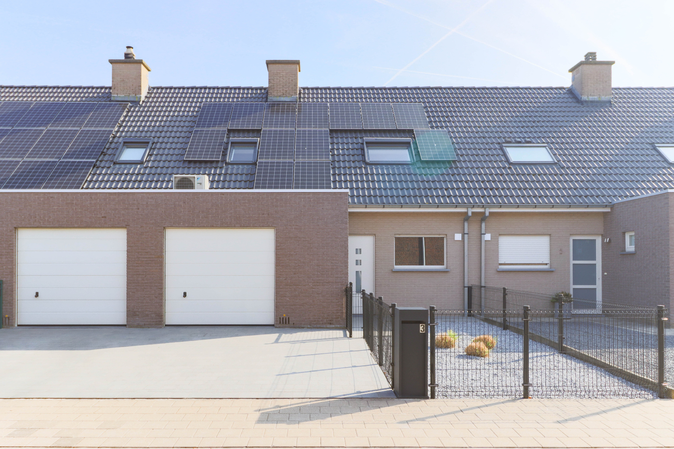 Hoogwaardig afgewerkte woning met garage en tuin te Harelbeke! 