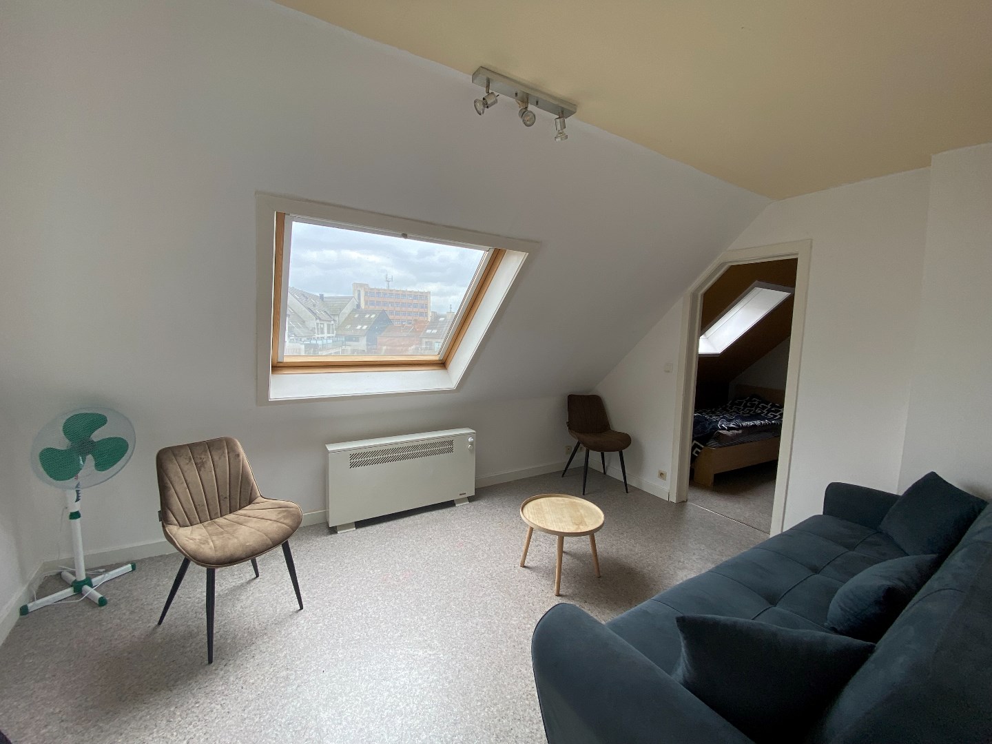 Zeer centraal gelegen dakappartement met 1 slpk in hartje Waregem! 